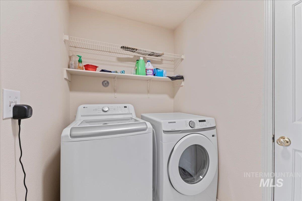 Laundry room with independent washer and dryer