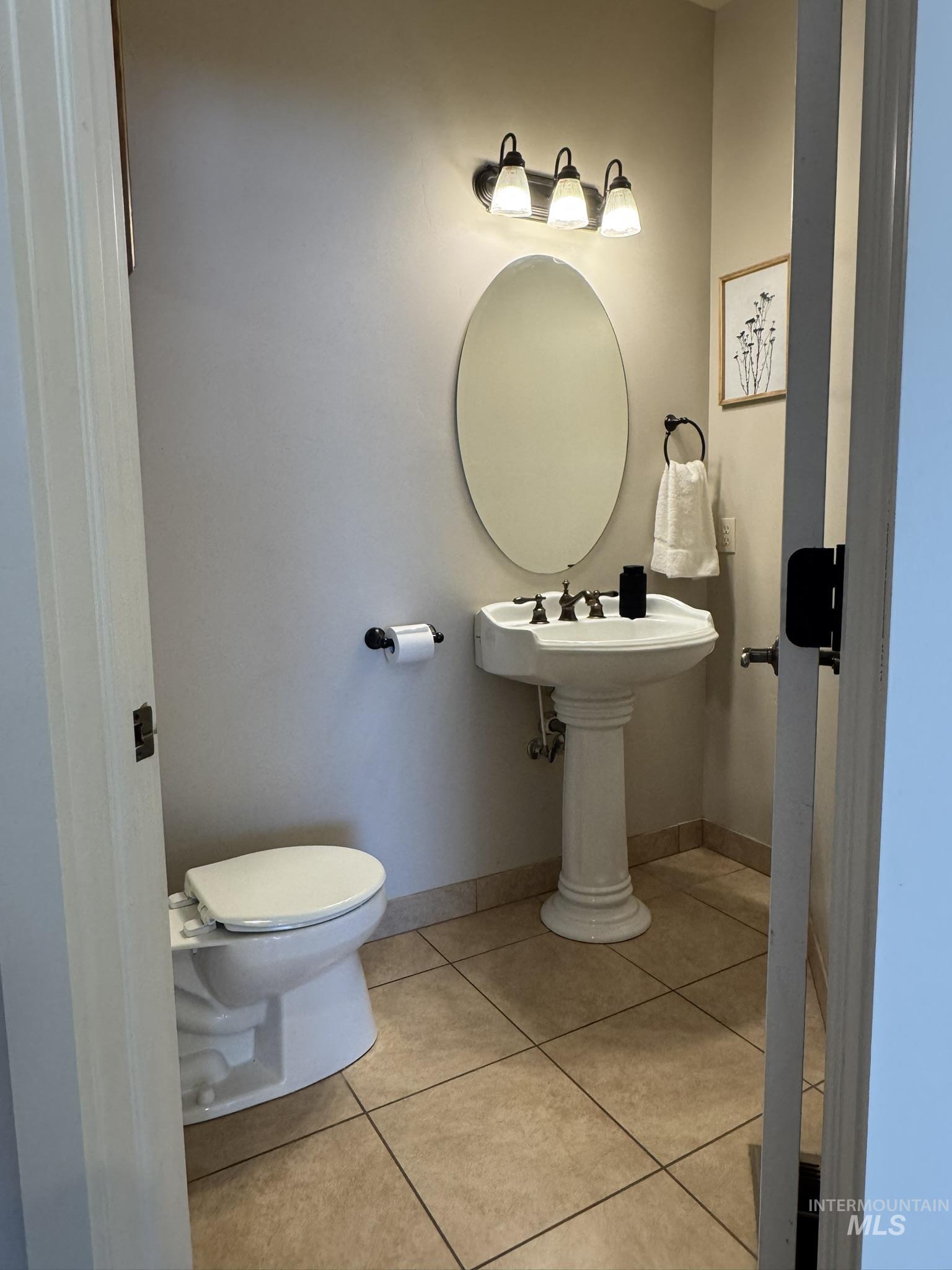 140 W Valley Road, Hagerman, Idaho 83332, 5 Bedrooms, 2.5 Bathrooms, Residential For Sale, Price $400,000, 98970991