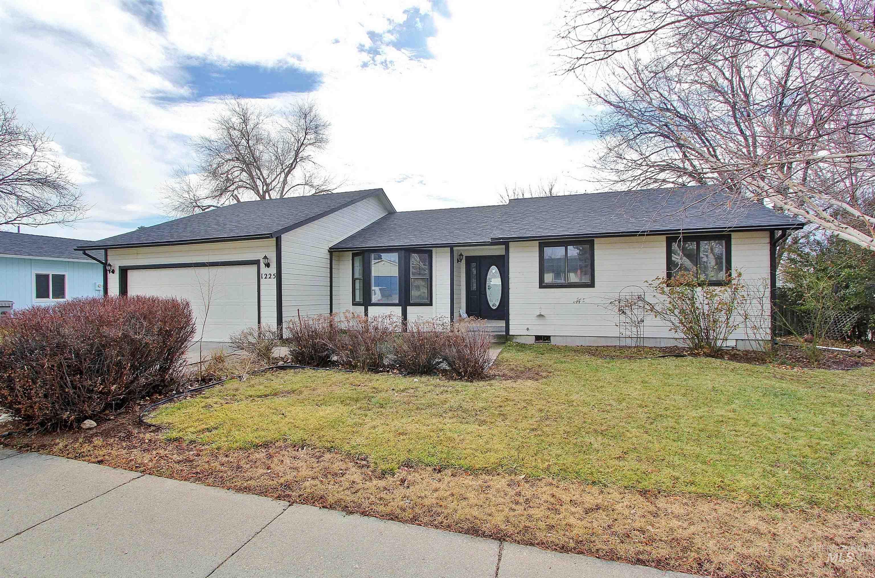 1225 E 18th N, Mountain Home, Idaho 83647, 3 Bedrooms, 2 Bathrooms, Residential For Sale, Price $295,000, 98970993