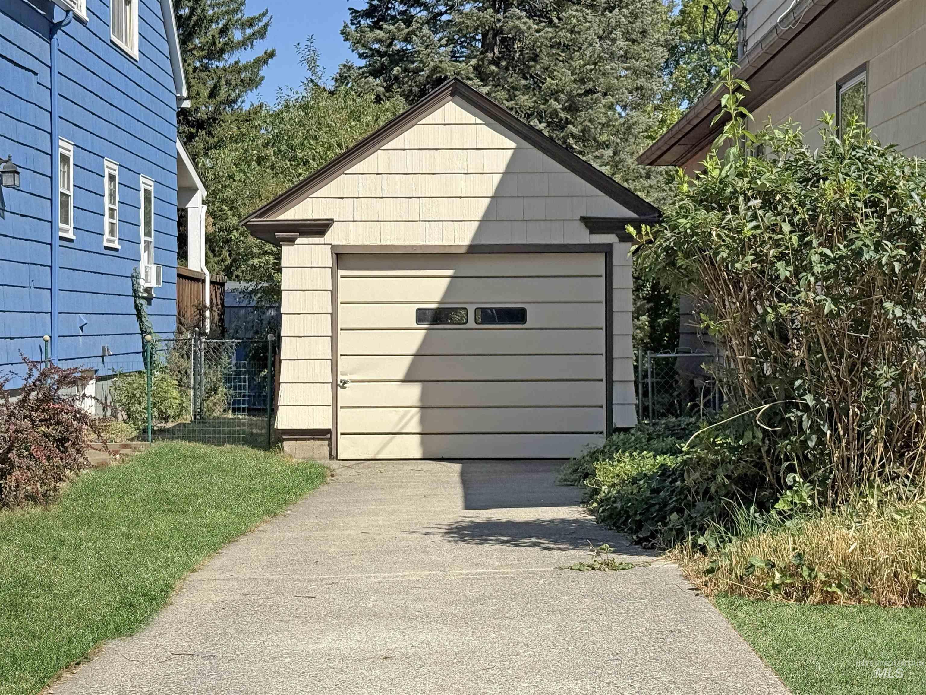 View of outdoor structure with driveway