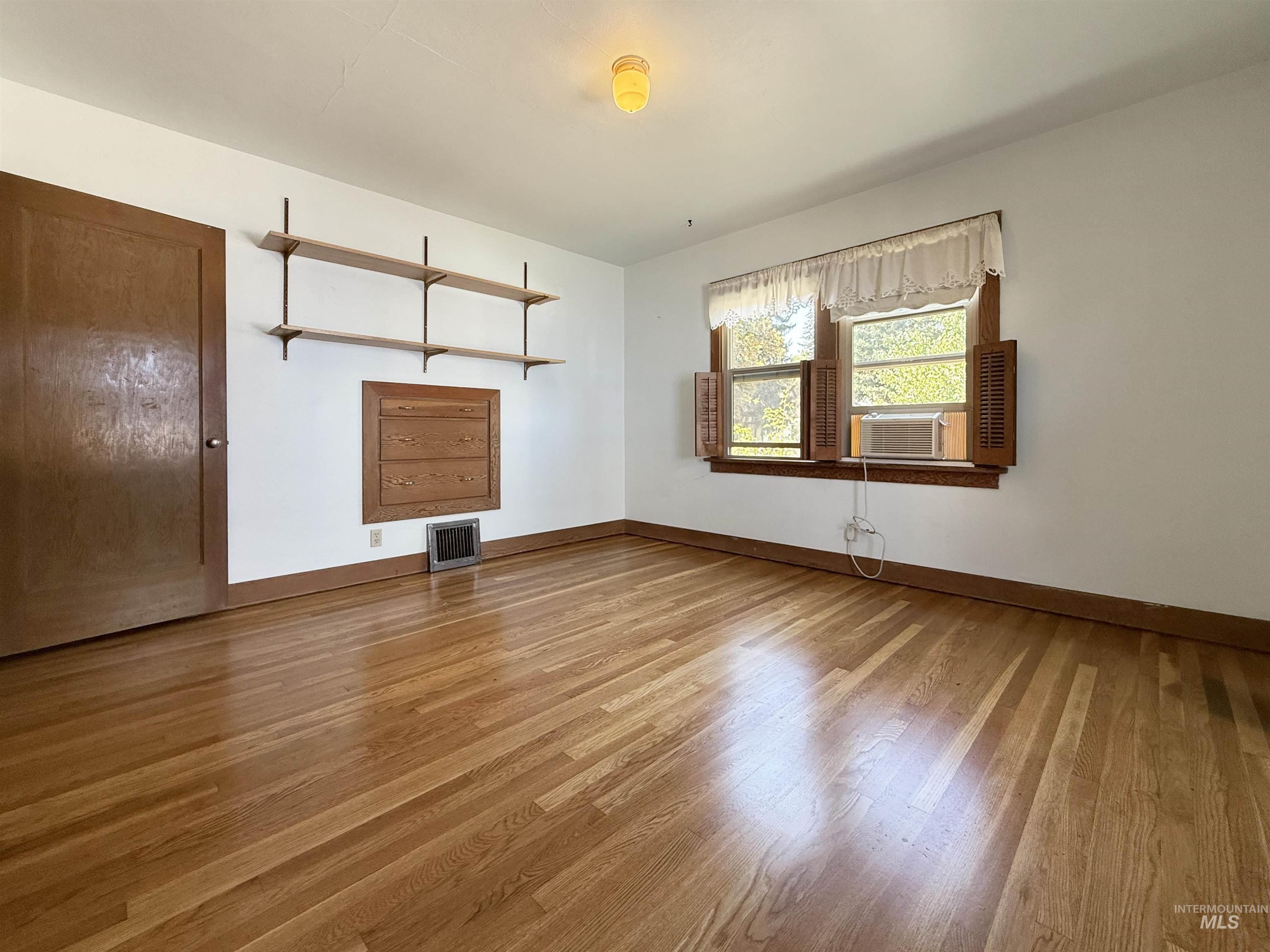 504 S Hayes, Moscow, Idaho 83843, 5 Bedrooms, 2 Bathrooms, Residential For Sale, Price $520,000,MLS 98971005