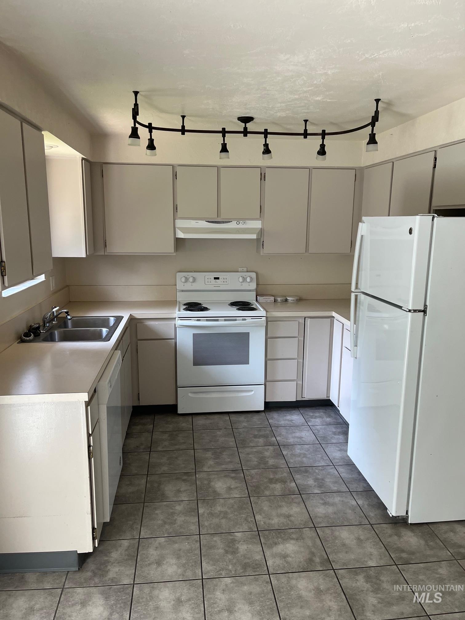 520 S White Cloud Drive, Boise, Idaho 83709, 2 Bedrooms, 1 Bathroom, Residential Income For Sale, Price $479,900,MLS 98971011