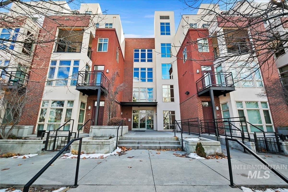 View of apartment building / complex