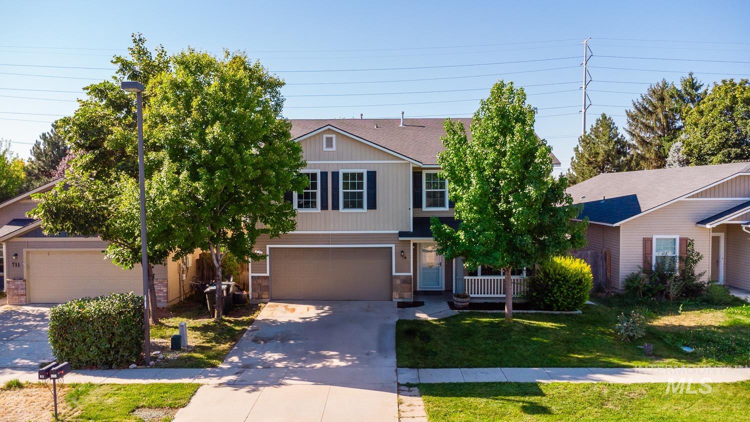 View of front of house with driveway and a front yard