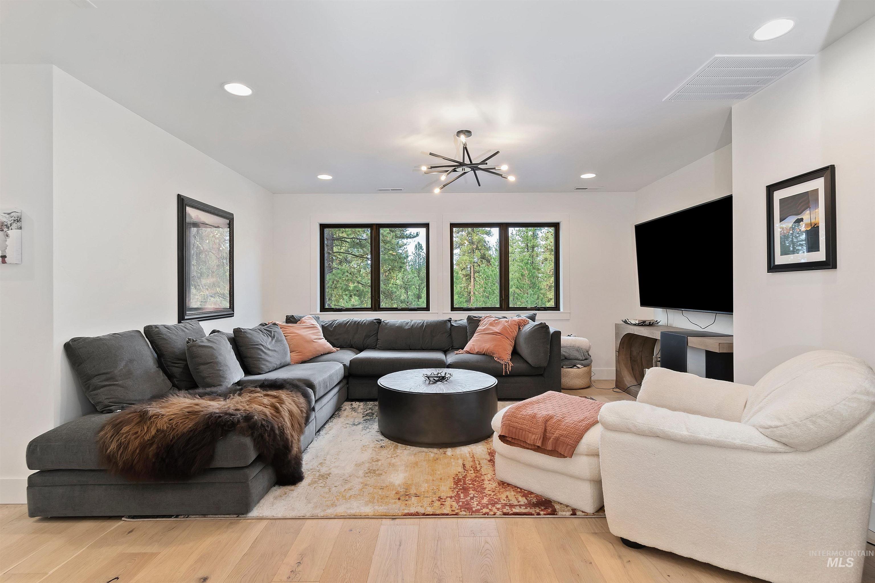 13322 Vili Road, McCall, Idaho 83638, 3 Bedrooms, 3 Bathrooms, Residential For Sale, Price $1,250,000, 98971052