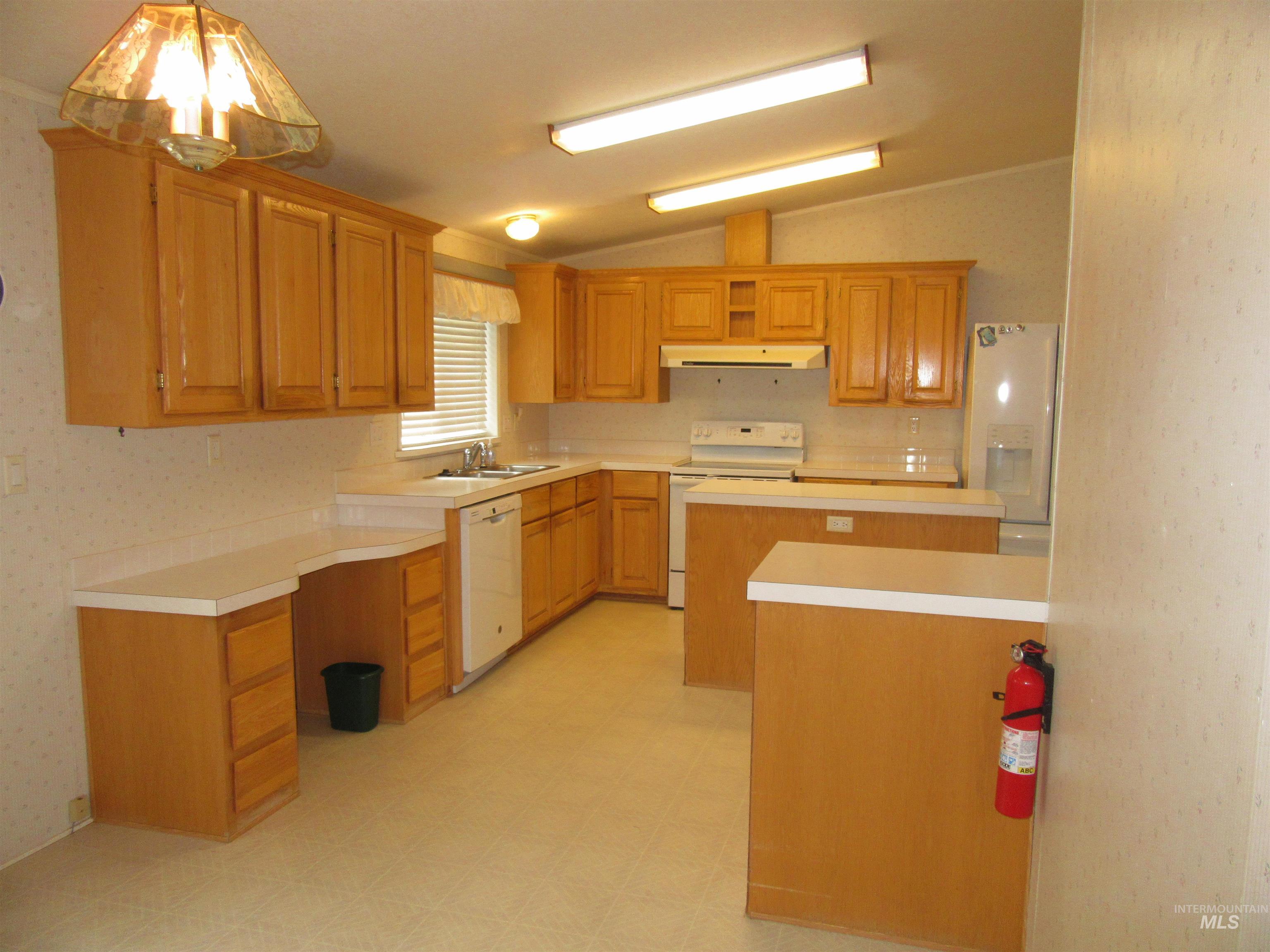 910 Moon Glo Ave, Buhl, Idaho 83316, 3 Bedrooms, 2 Bathrooms, Residential For Sale, Price $137,500,MLS 98971062