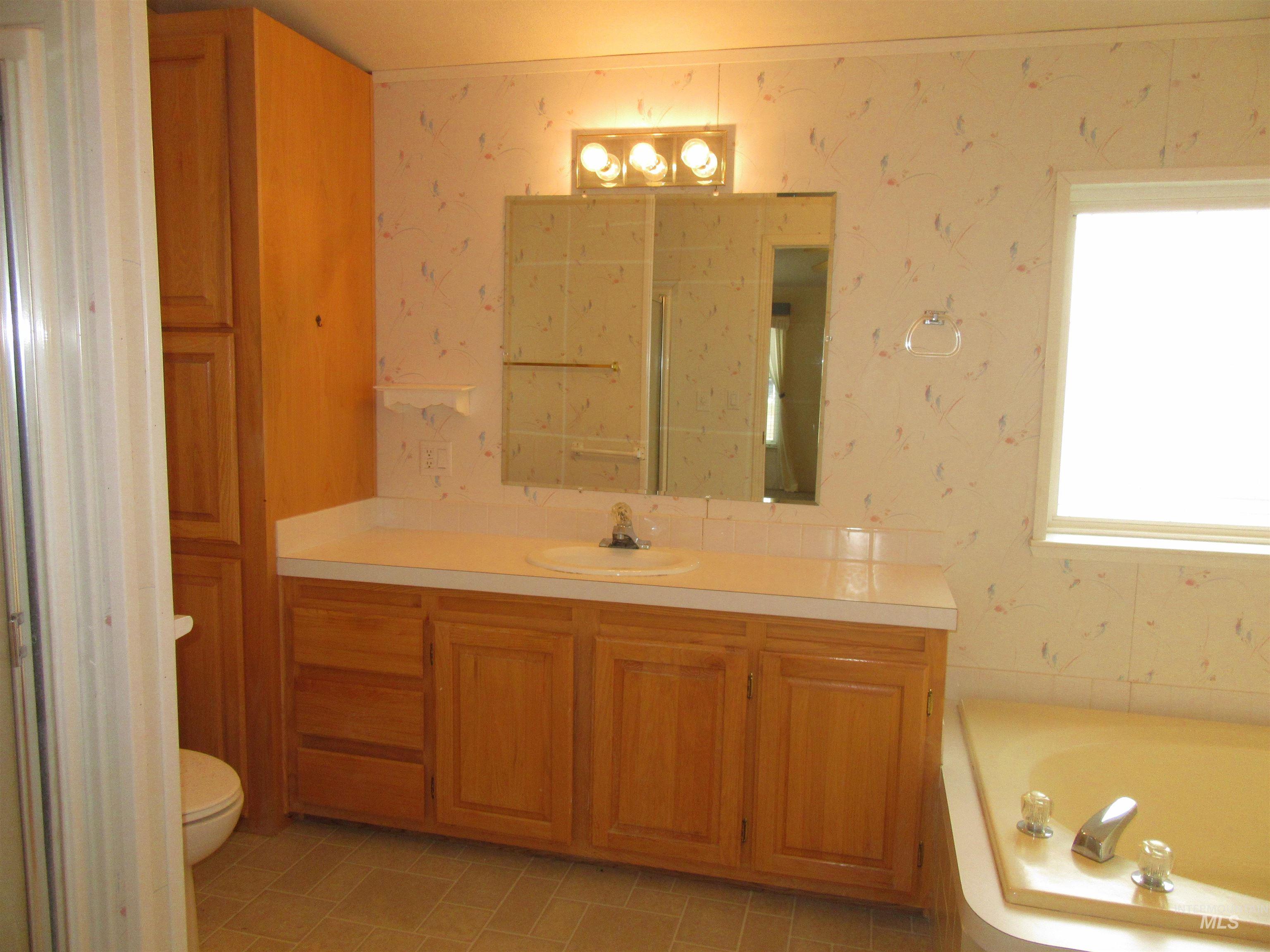 910 Moon Glo Ave, Buhl, Idaho 83316, 3 Bedrooms, 2 Bathrooms, Residential For Sale, Price $137,500,MLS 98971062