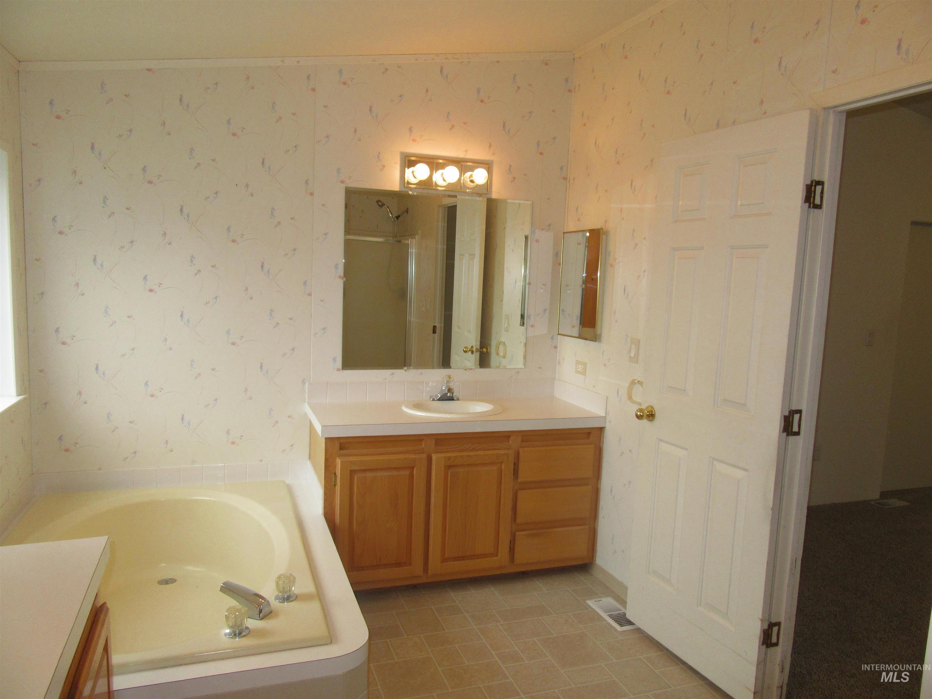 910 Moon Glo Ave, Buhl, Idaho 83316, 3 Bedrooms, 2 Bathrooms, Residential For Sale, Price $137,500,MLS 98971062