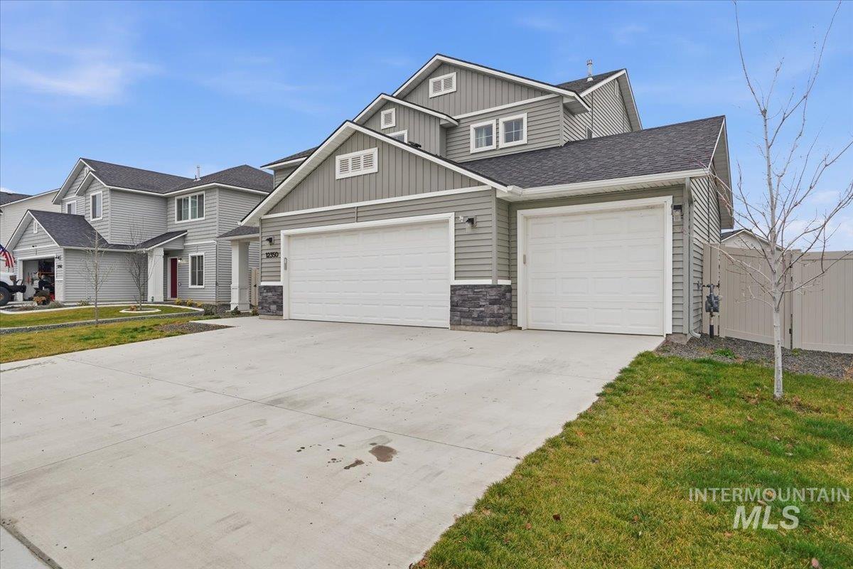 12350 Amorica St, Caldwell, Idaho 83607, 4 Bedrooms, 2.5 Bathrooms, Residential For Sale, Price $418,000,MLS 98971093