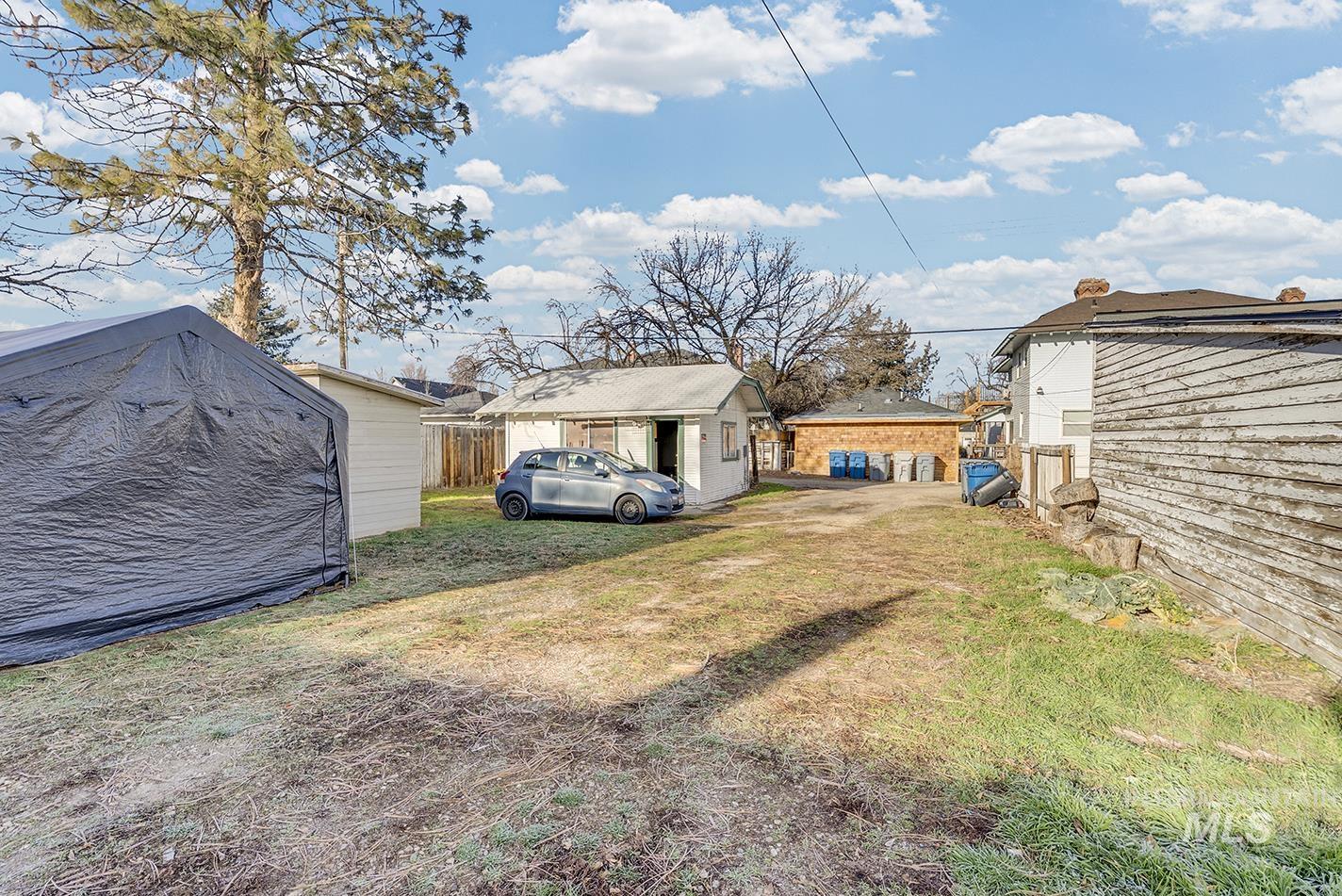 View of yard featuring an outbuilding