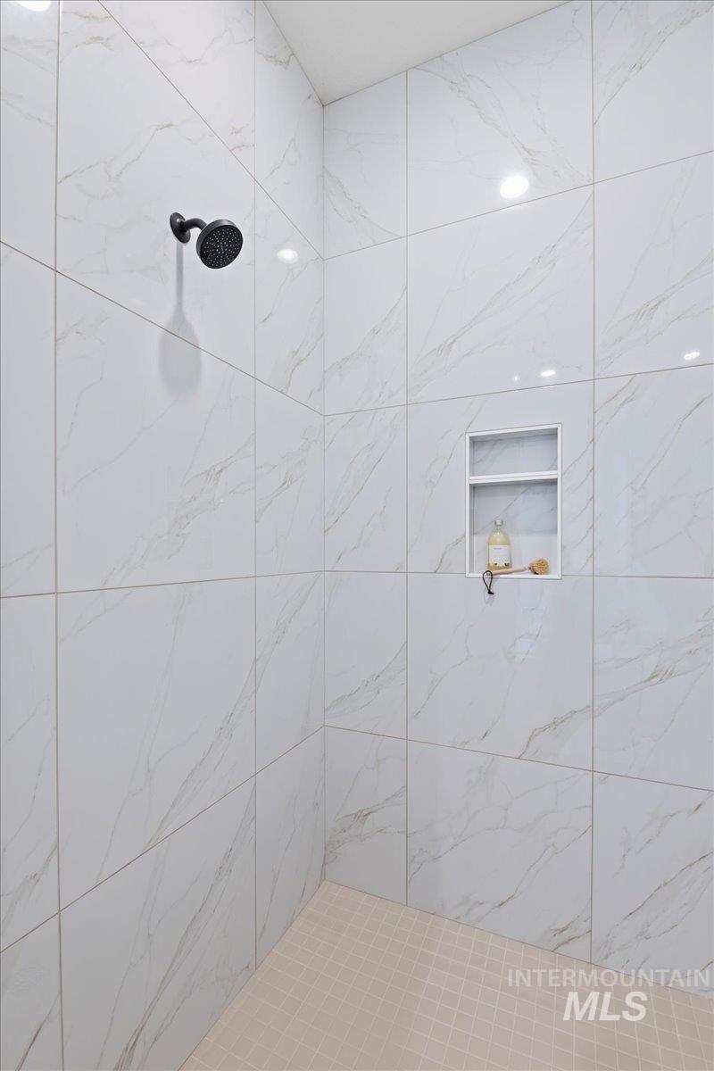 Bathroom featuring a tile shower