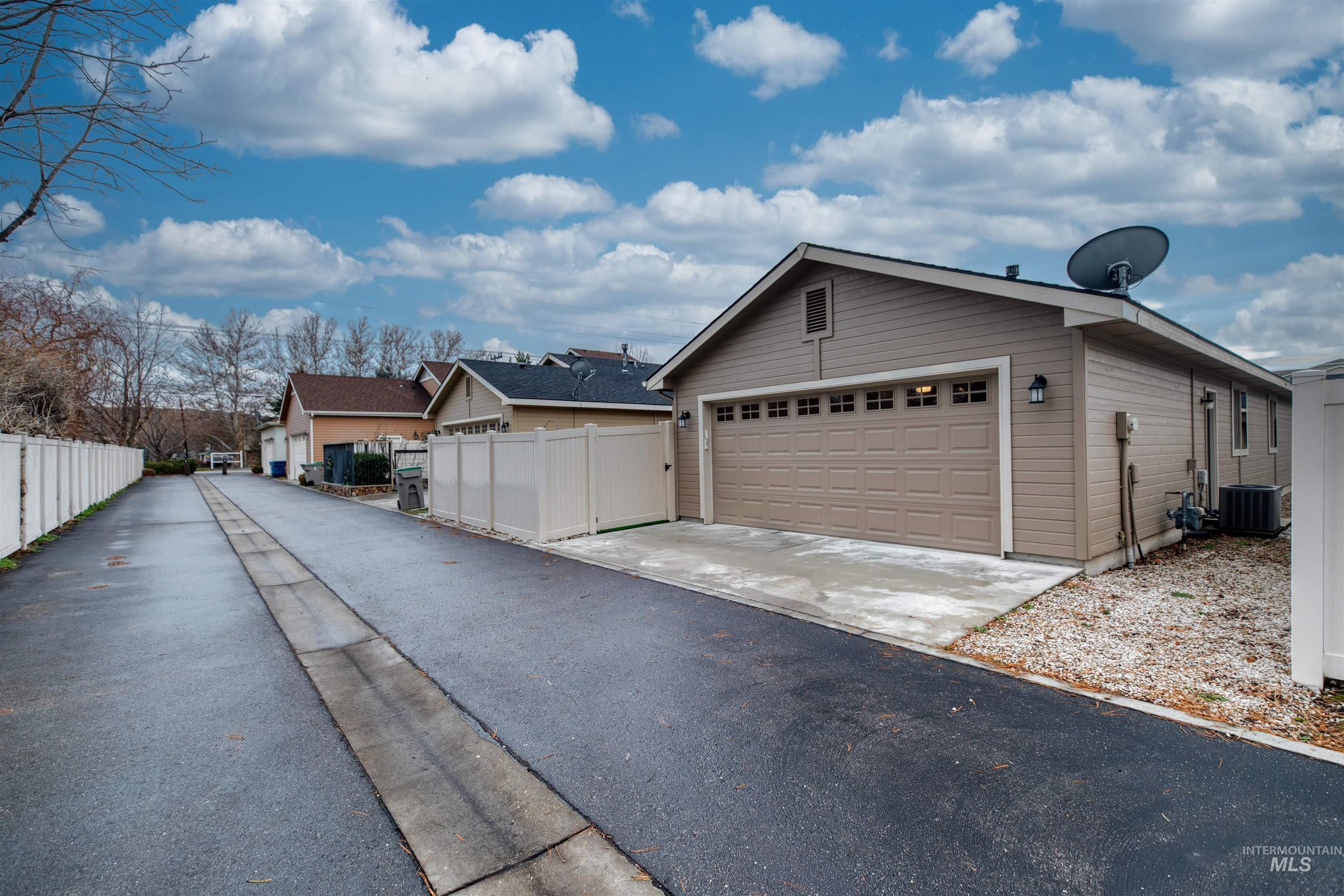 7334 W Baron Ln, Boise, Idaho 83714-5094, 3 Bedrooms, 2 Bathrooms, Residential For Sale, Price $484,000,MLS 98971126