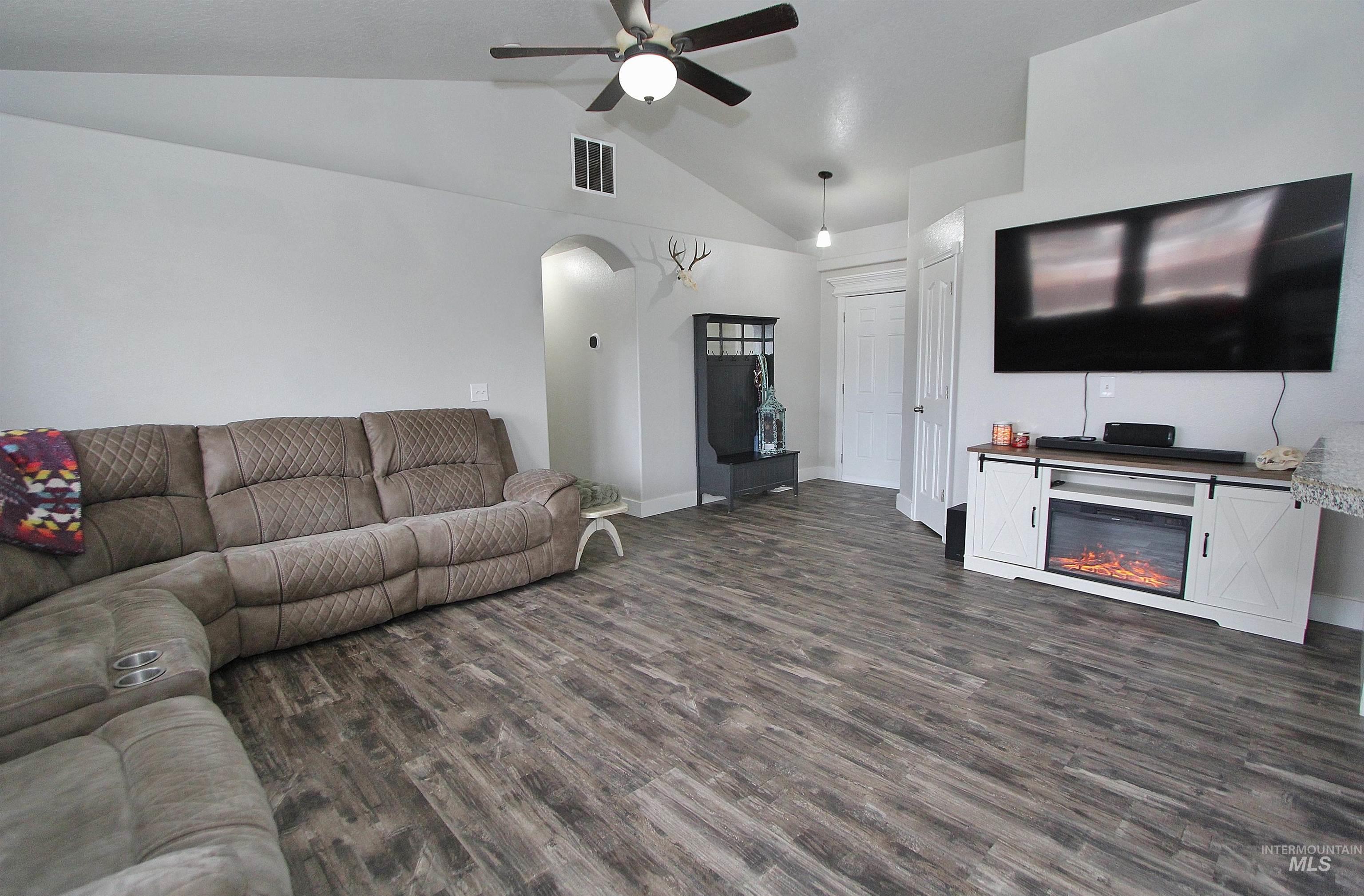 516 Arrowhead Dr, Nampa, Idaho 83686, 3 Bedrooms, 2 Bathrooms, Residential For Sale, Price $339,900,MLS 98971127