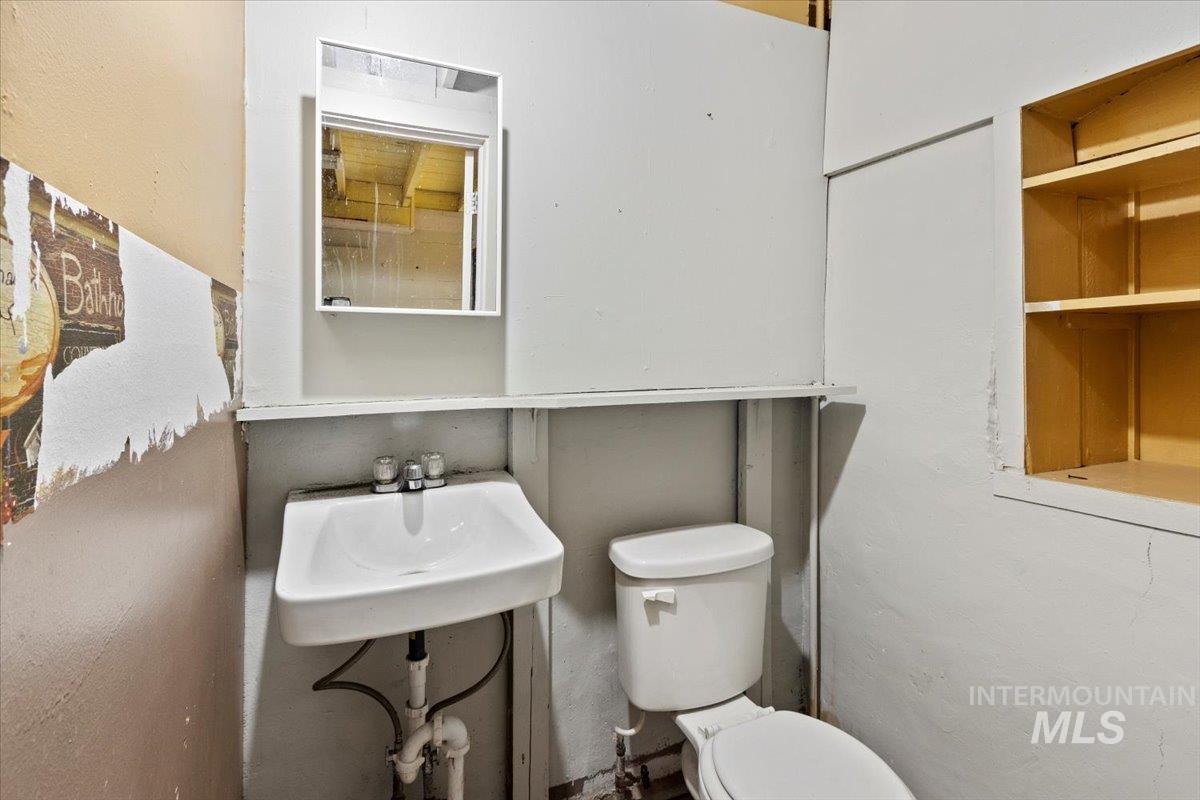 1005 & 1007 Main St, Buhl, Idaho 83316-1627, 3 Bedrooms, 16 Rooms, Business/Commercial For Sale, Price $439,900,MLS 98971129