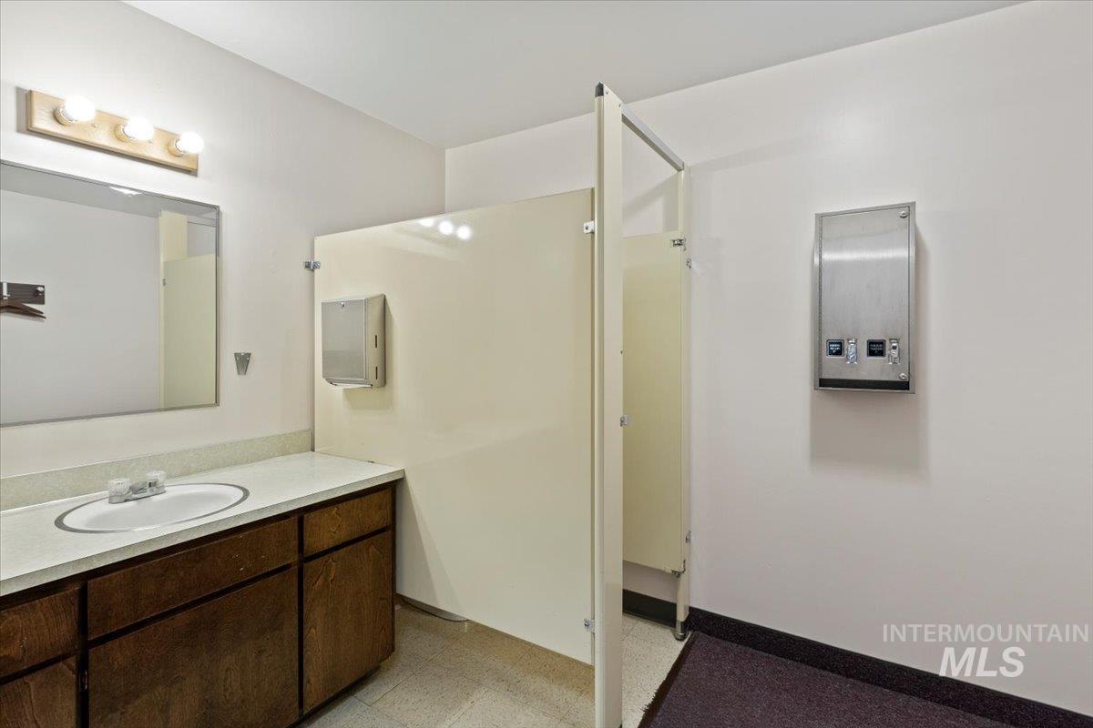 1005 & 1007 Main St, Buhl, Idaho 83316-1627, 3 Bedrooms, 16 Rooms, Business/Commercial For Sale, Price $439,900,MLS 98971129