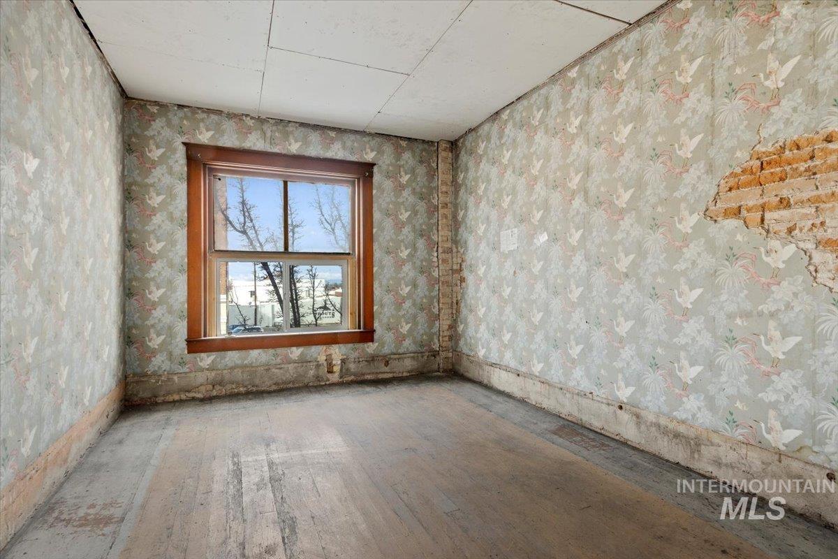 1005 & 1007 Main St, Buhl, Idaho 83316-1627, 3 Bedrooms, 16 Rooms, Business/Commercial For Sale, Price $439,900,MLS 98971129