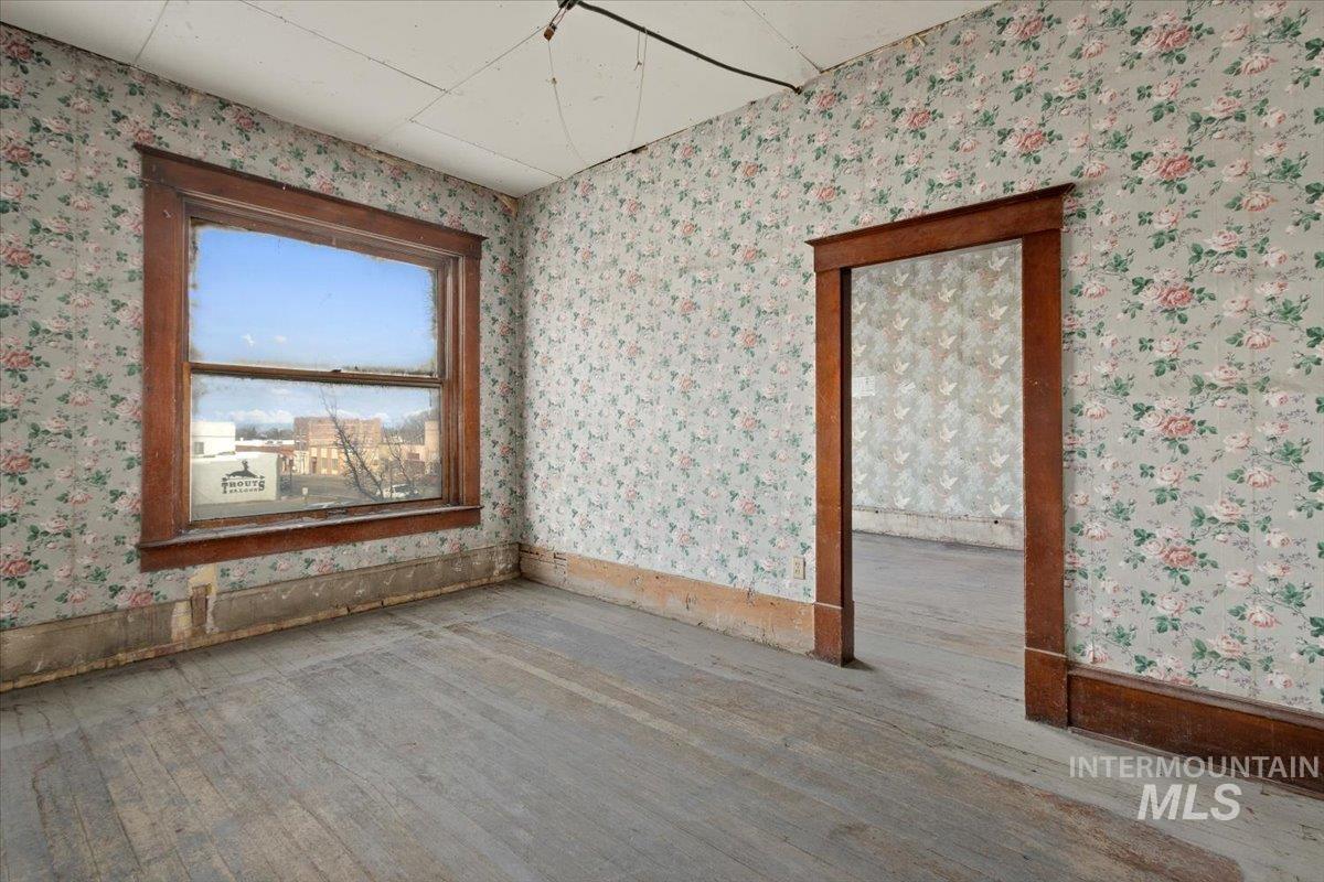 1005 & 1007 Main St, Buhl, Idaho 83316-1627, 3 Bedrooms, 16 Rooms, Business/Commercial For Sale, Price $439,900,MLS 98971129