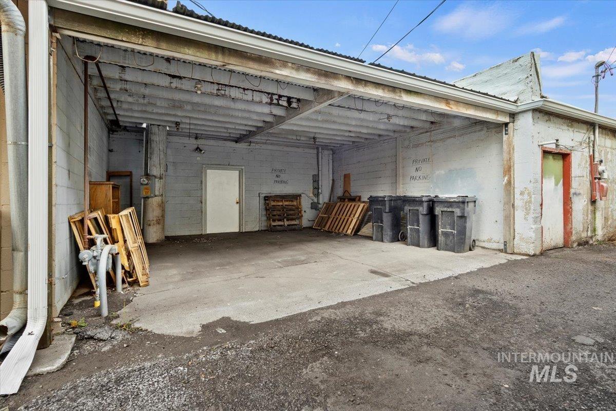 1005 & 1007 Main St, Buhl, Idaho 83316-1627, 3 Bedrooms, 16 Rooms, Business/Commercial For Sale, Price $439,900,MLS 98971129