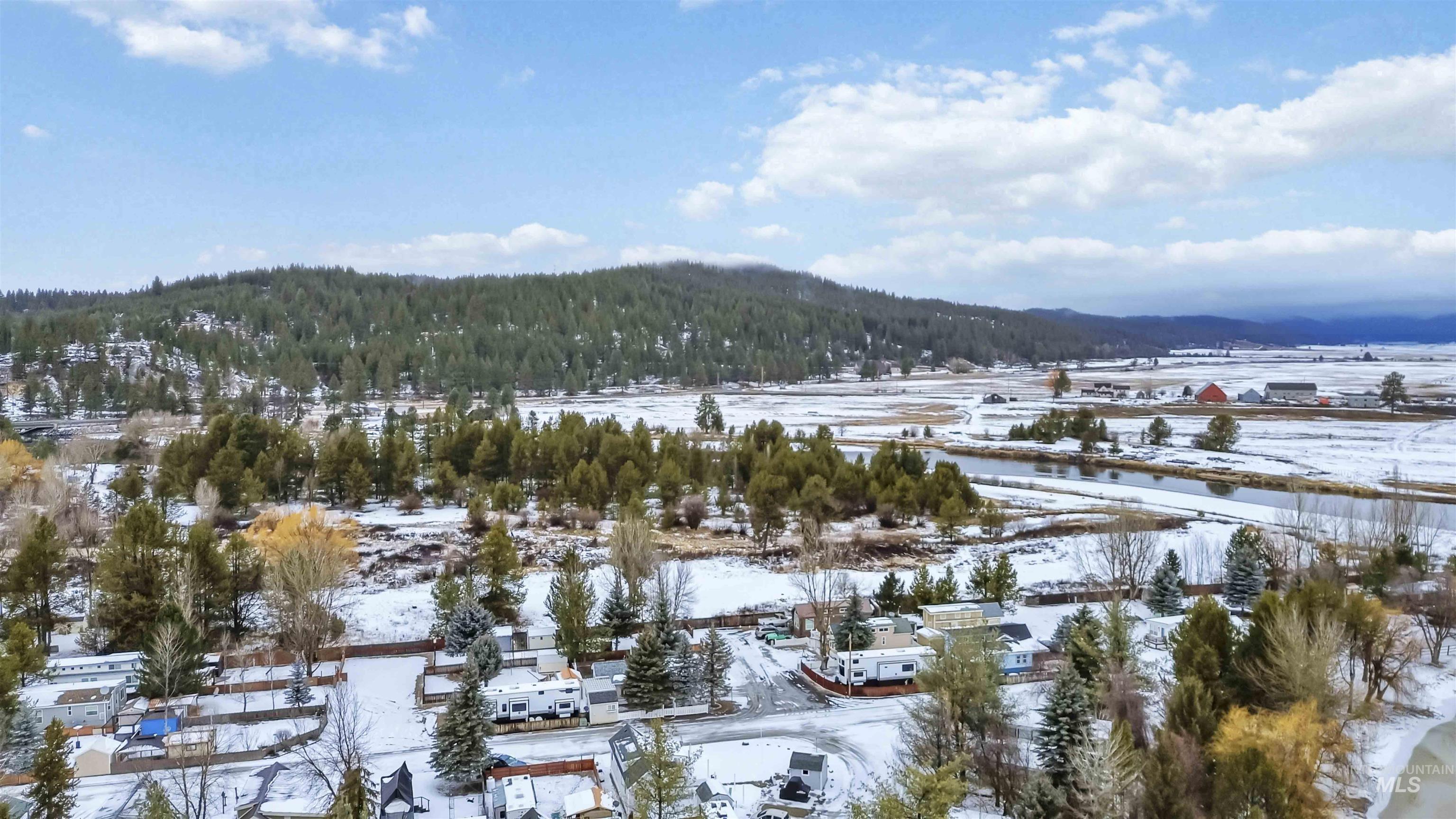 Snowy aerial view featuring a mountain view