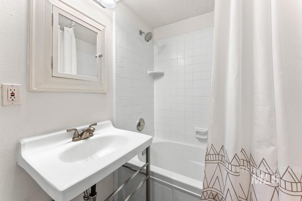 419 W Village Ln, Boise, Idaho 83702, 2 Bedrooms, 1 Bathroom, Residential For Sale, Price $350,000, 98971152