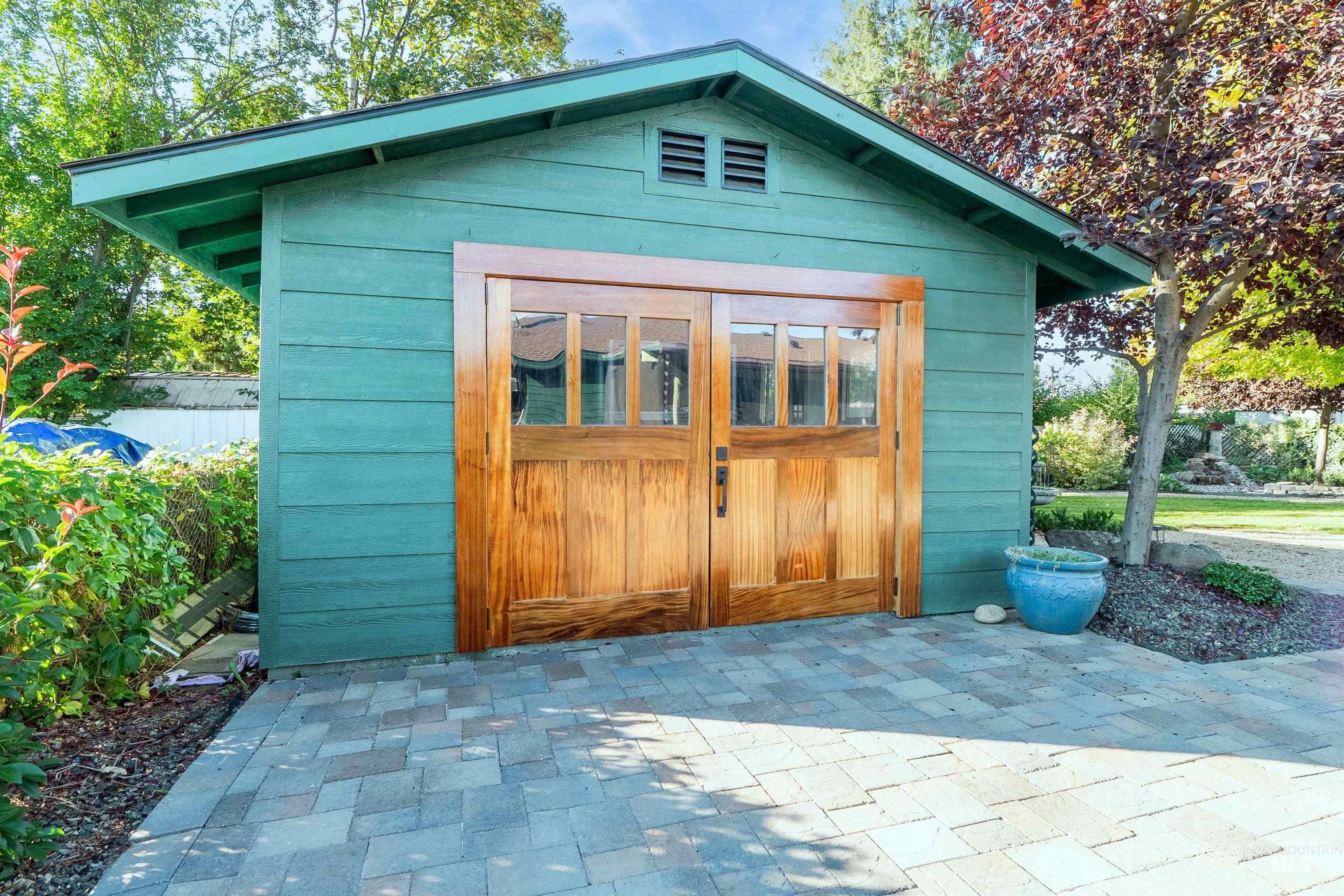 6709 W Newman Street, Boise, Idaho 83704-6137, 3 Bedrooms, 2 Bathrooms, Residential For Sale, Price $575,000, 98971156