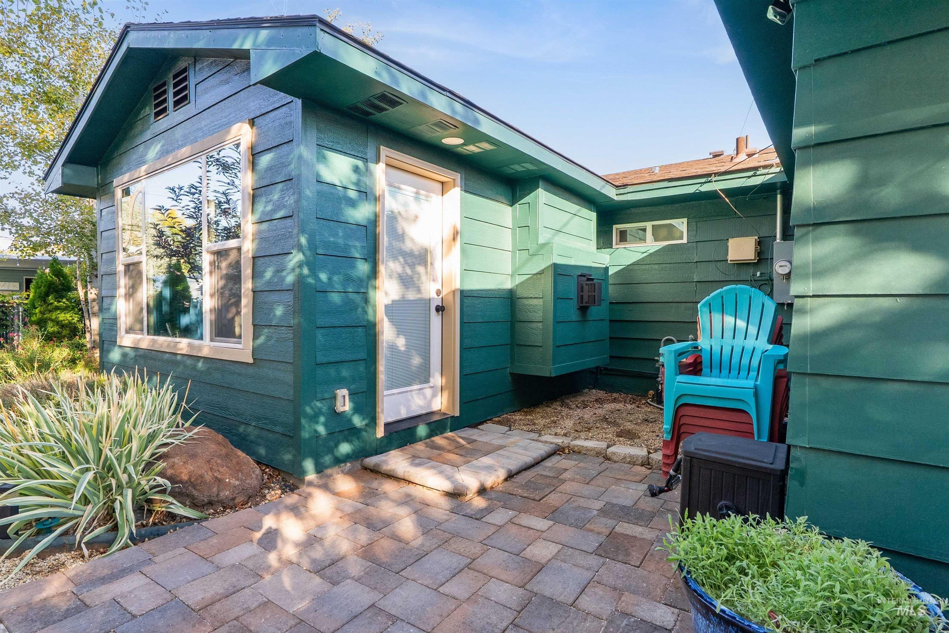 6709 W Newman Street, Boise, Idaho 83704-6137, 3 Bedrooms, 2 Bathrooms, Residential For Sale, Price $575,000, 98971156