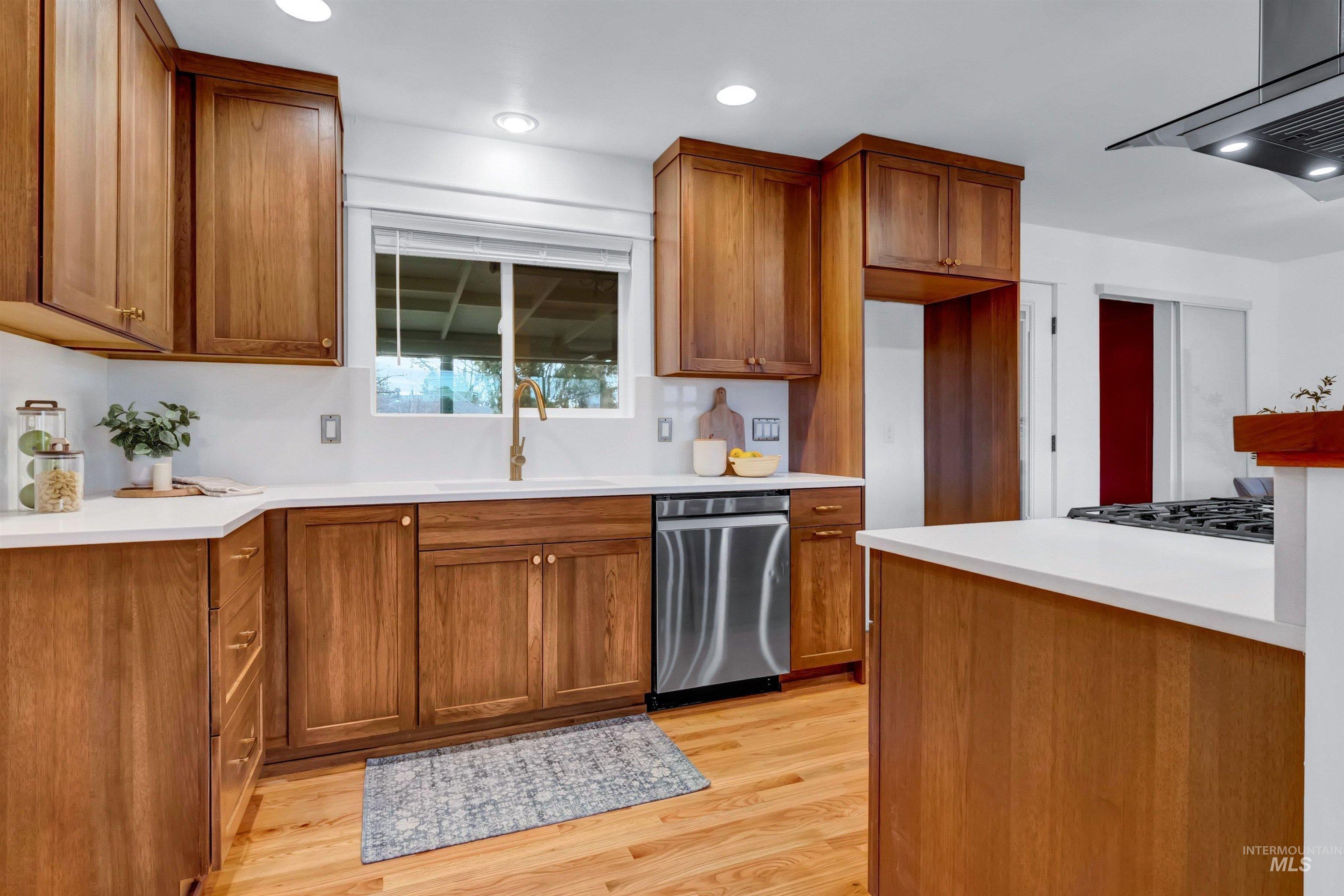 6709 W Newman Street, Boise, Idaho 83704-6137, 3 Bedrooms, 2 Bathrooms, Residential For Sale, Price $575,000, 98971156