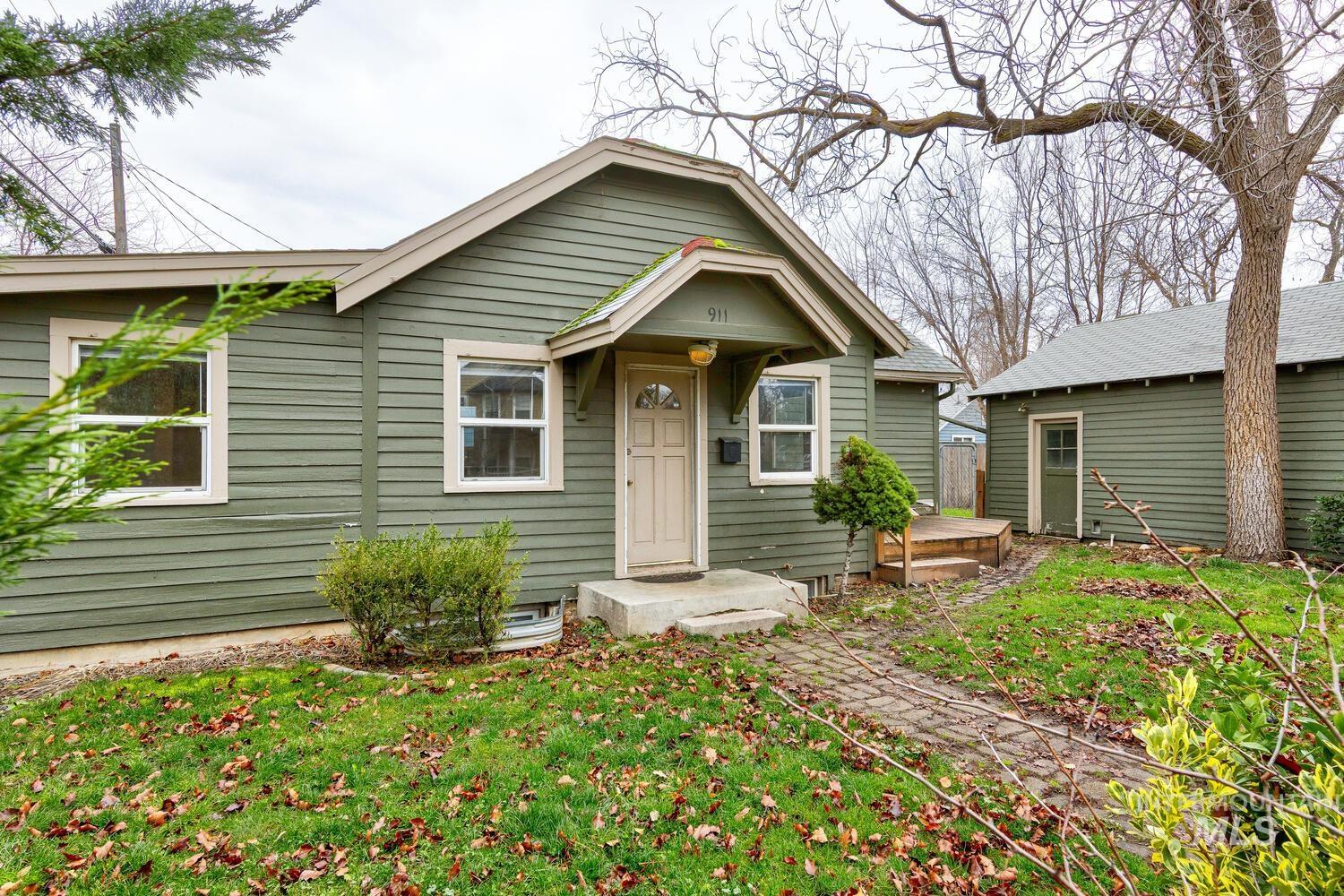 View of front facade featuring a front yard