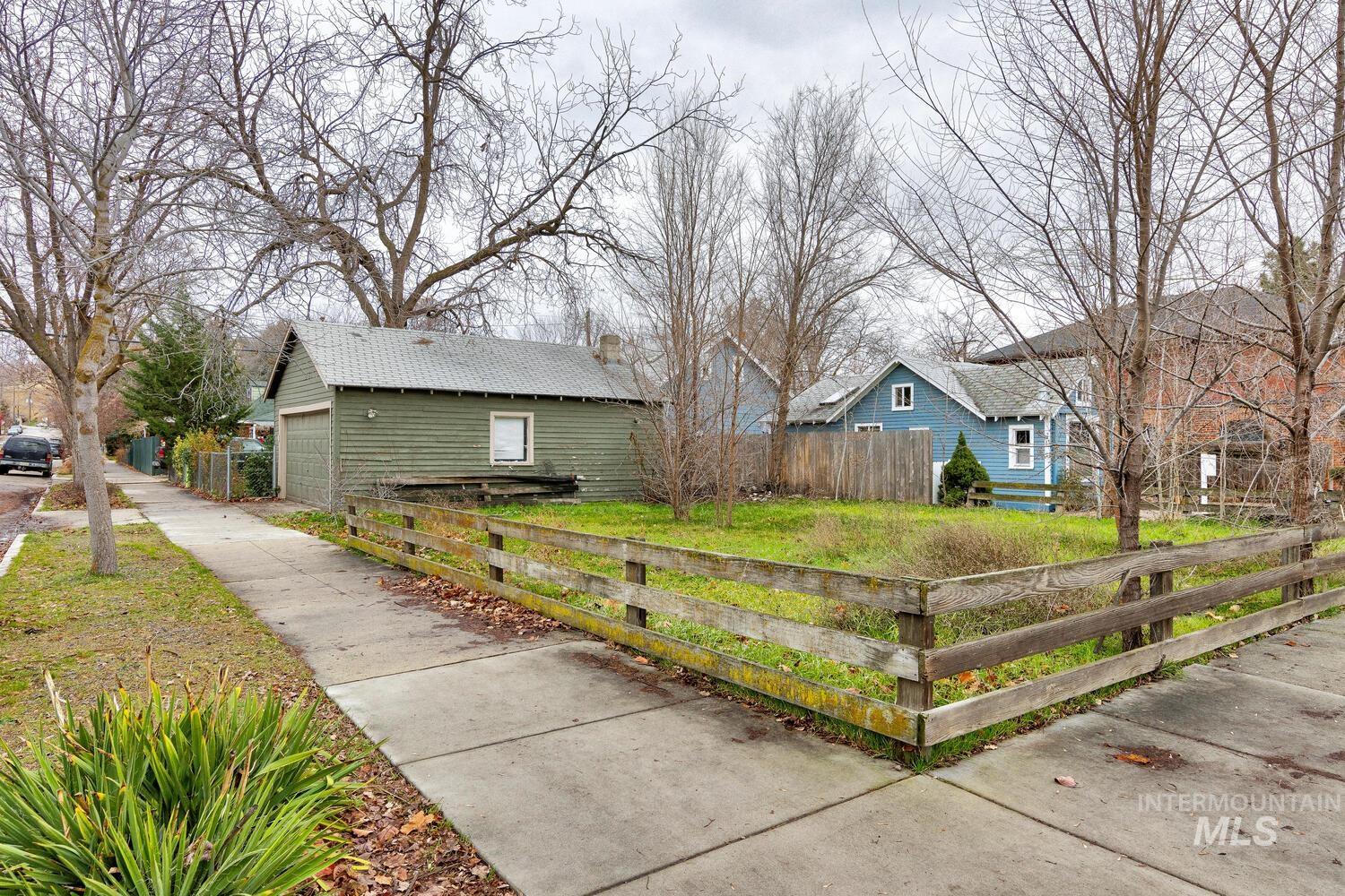 View of side of home featuring a fenced front yard