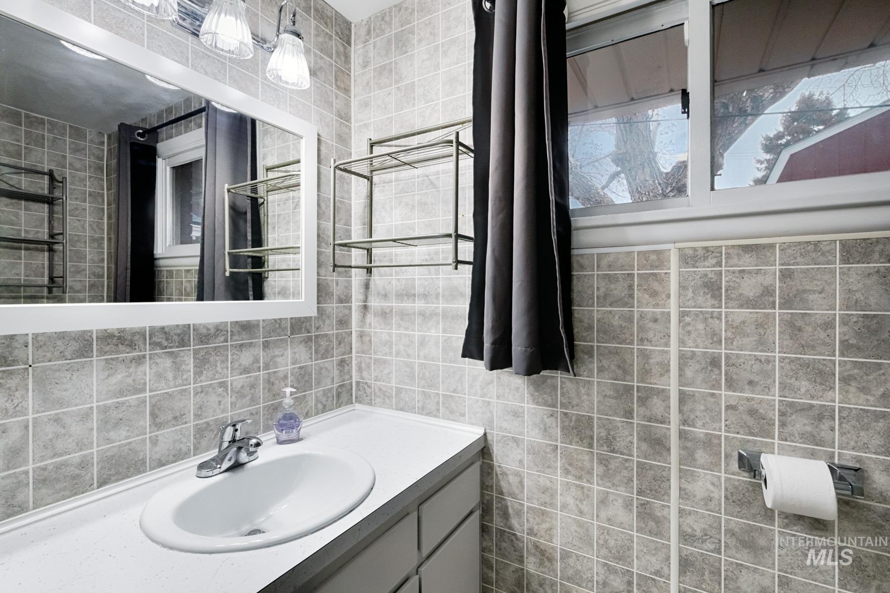 819 S Powerline Rd, Nampa, Idaho 83686, 7 Rooms, Business/Commercial For Sale, Price $650,000,MLS 98971176