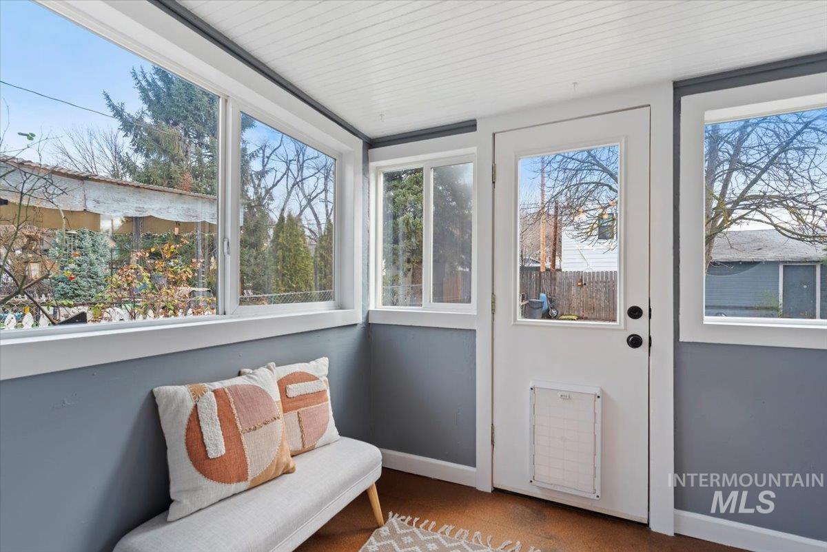 Sunroom / solarium with plenty of natural light