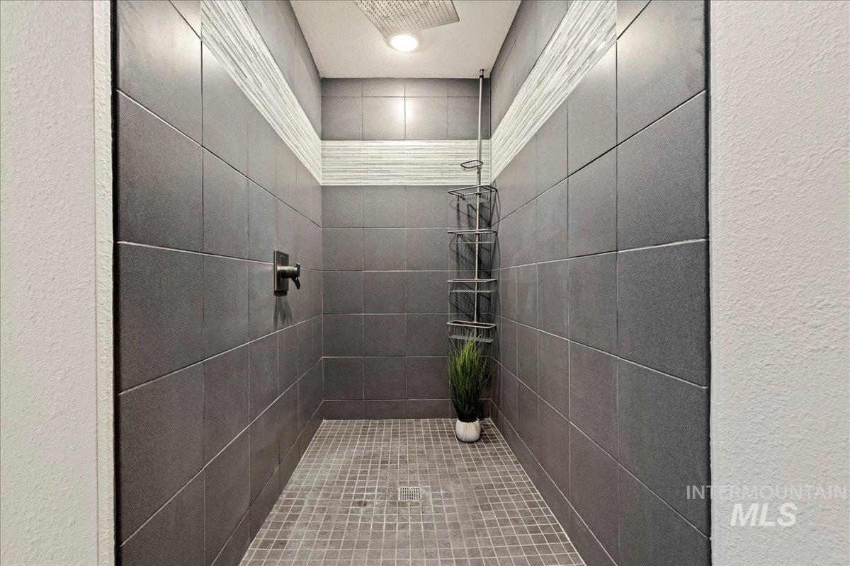 Bathroom featuring a tile shower