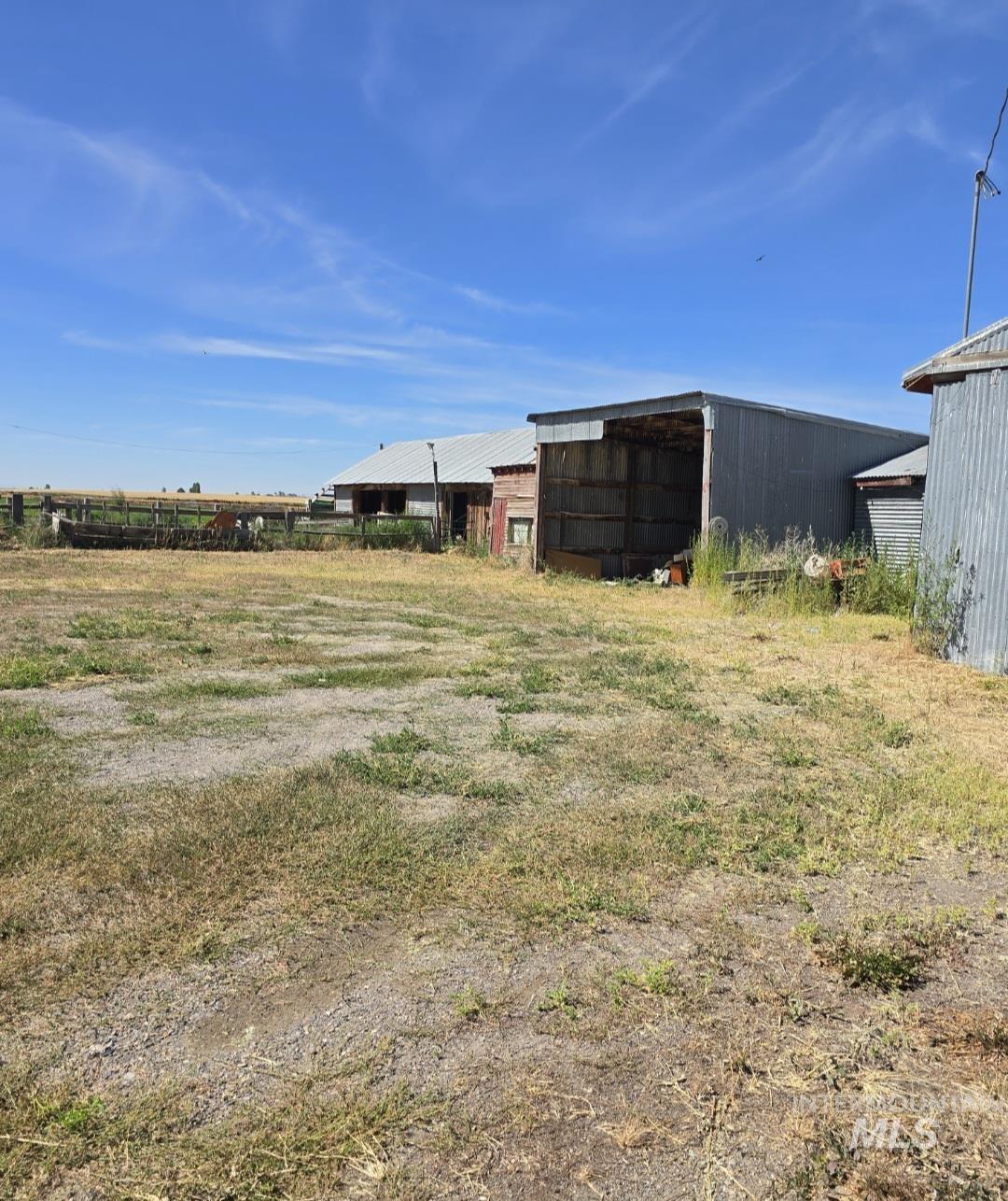 View of yard with an outbuilding