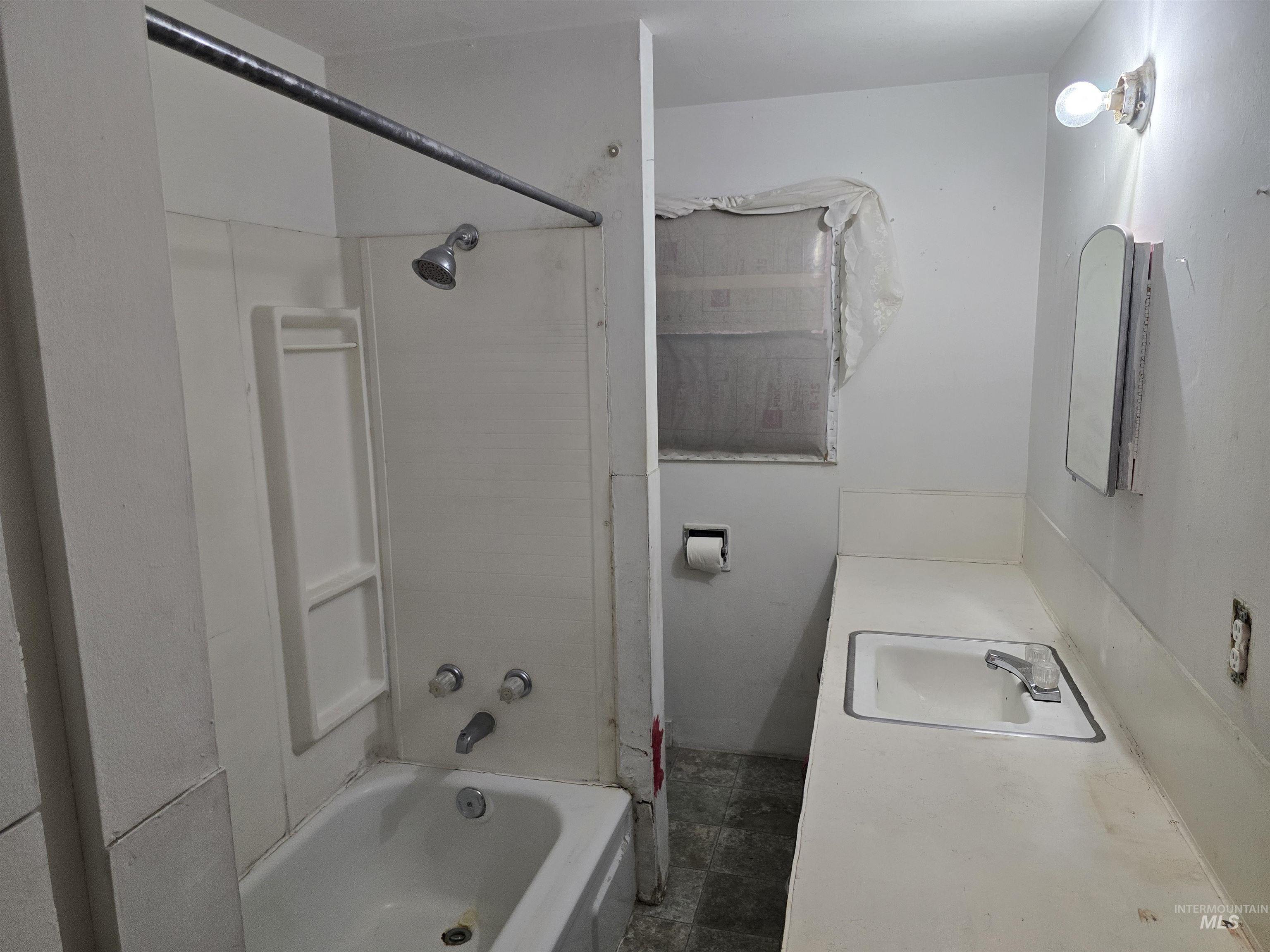 325 E 2nd Ave, Jerome, Idaho 83338, 2 Bedrooms, 1 Bathroom, Residential For Sale, Price $114,900,MLS 98971190