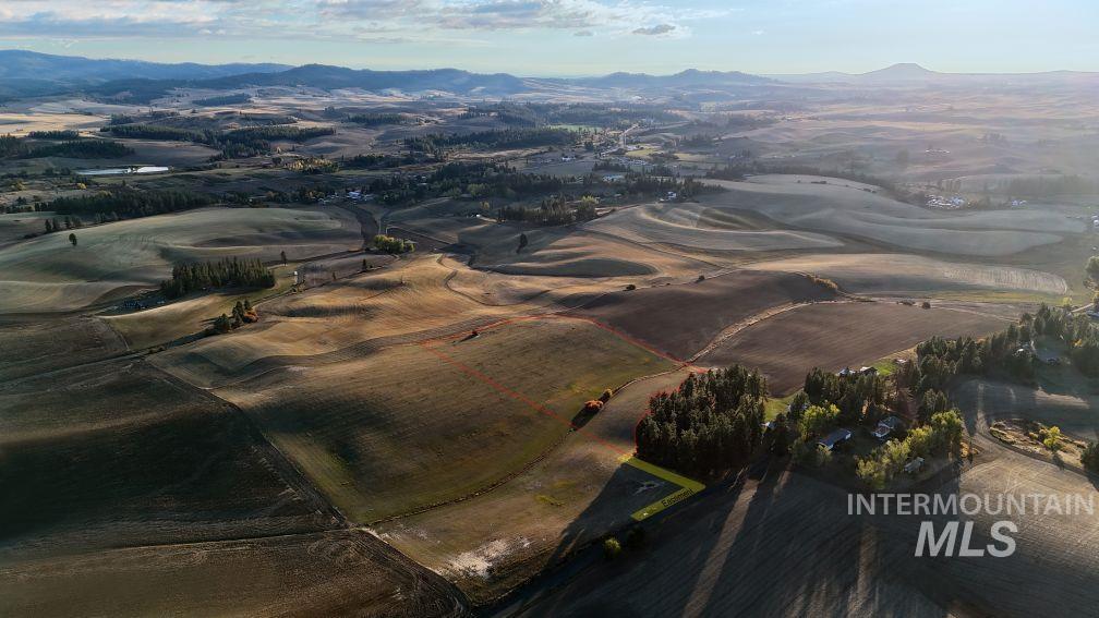 Aerial view of property's location featuring a mountain backdrop