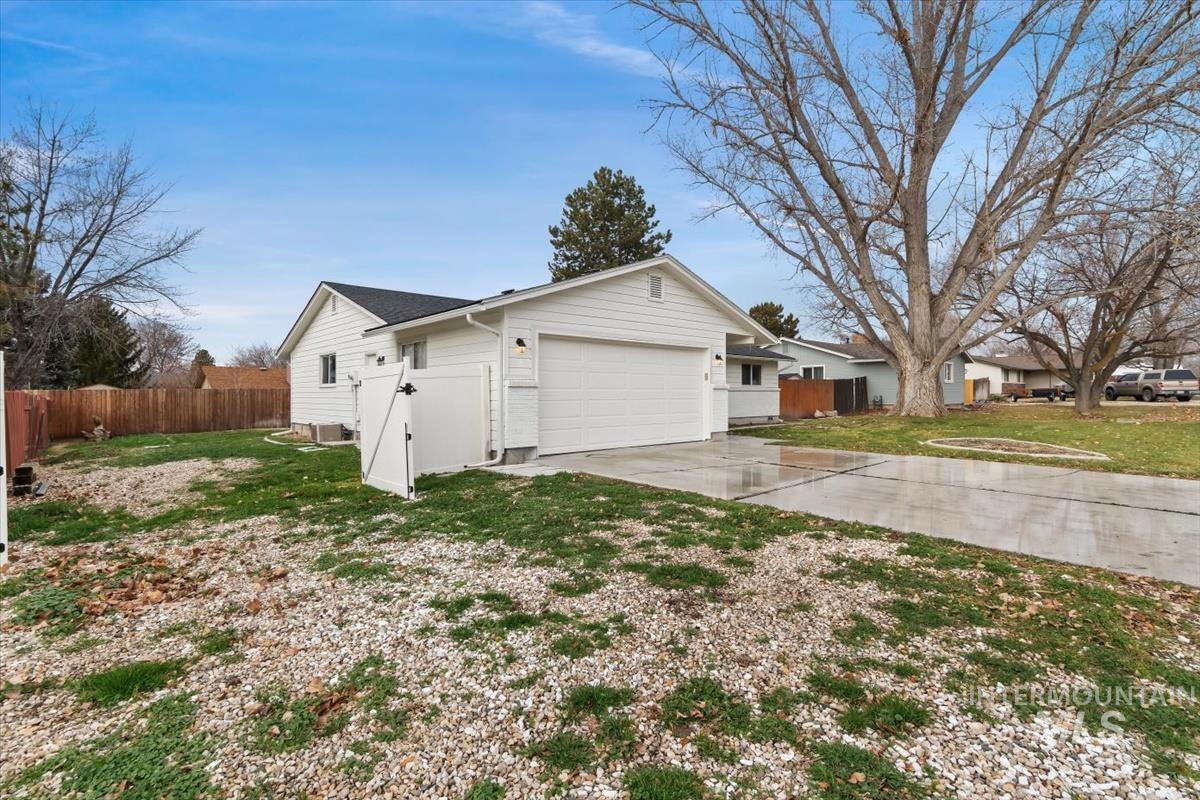 4549 S Cole Rd, Boise, Idaho 83709-5405, 3 Bedrooms, 2 Bathrooms, Residential For Sale, Price $384,900,MLS 98971241