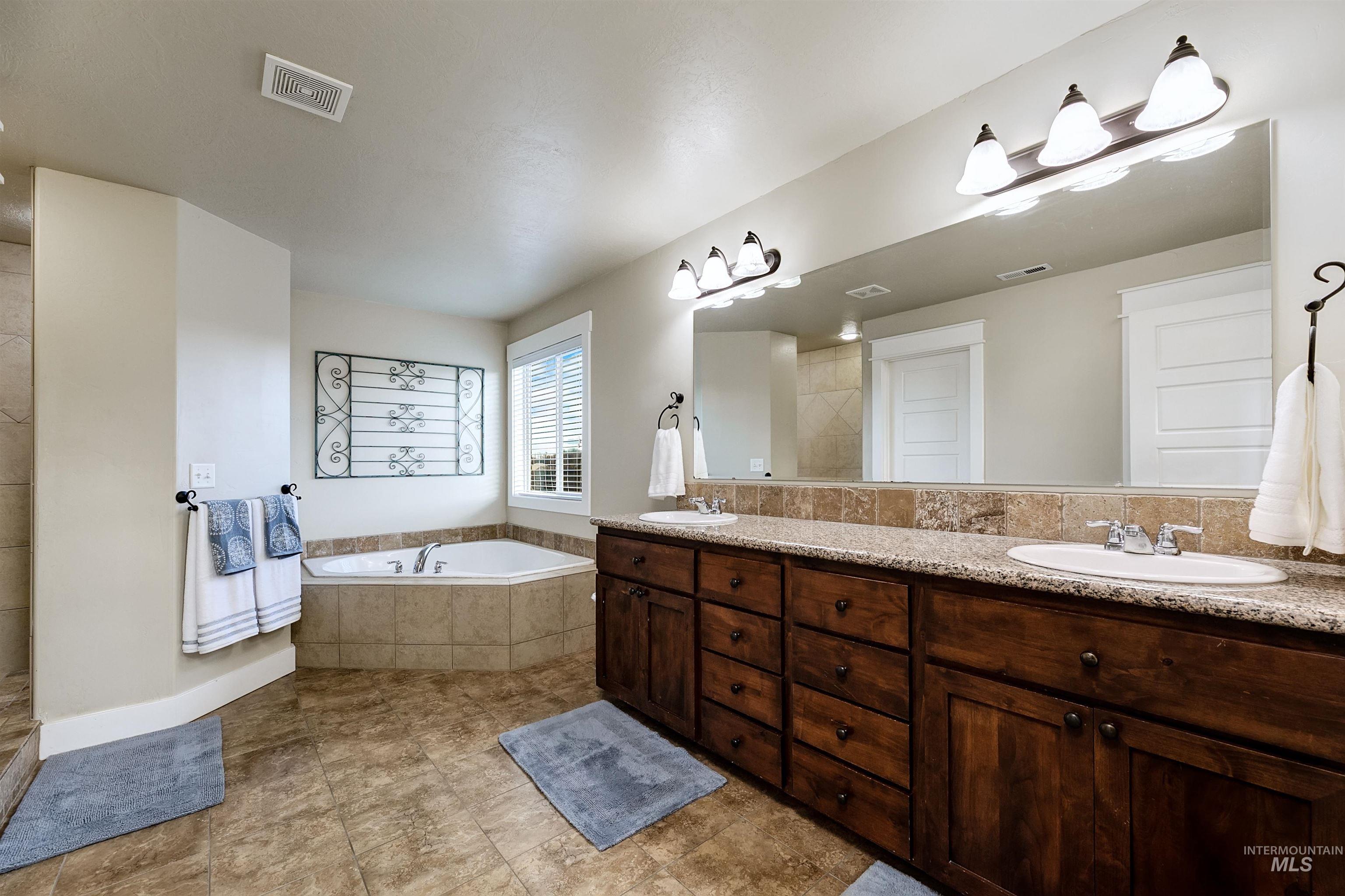 5402 N Sun Shimmer Ave., Meridian, Idaho 83646, 4 Bedrooms, 2.5 Bathrooms, Residential For Sale, Price $589,900,MLS 98971247