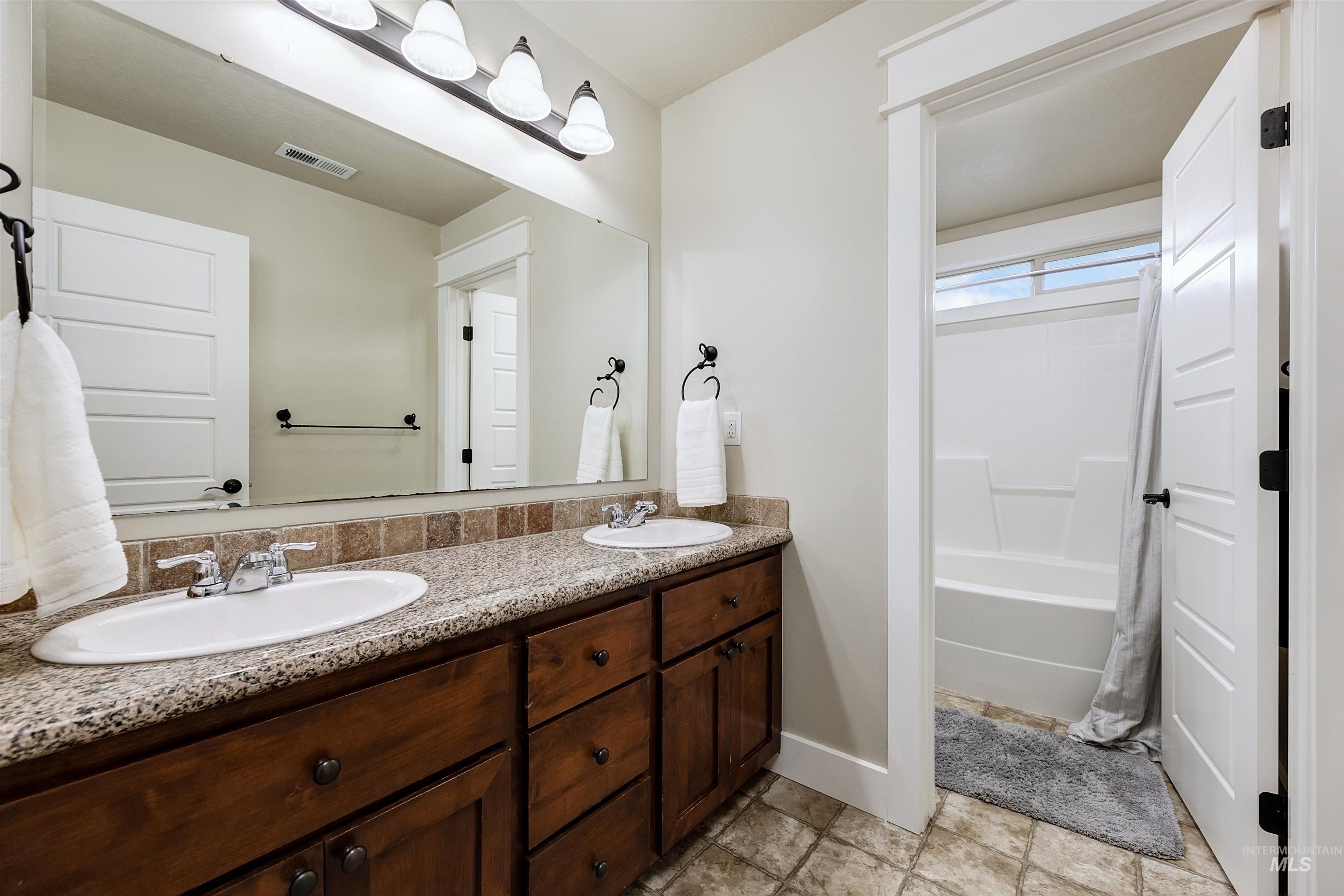 5402 N Sun Shimmer Ave., Meridian, Idaho 83646, 4 Bedrooms, 2.5 Bathrooms, Residential For Sale, Price $589,900,MLS 98971247