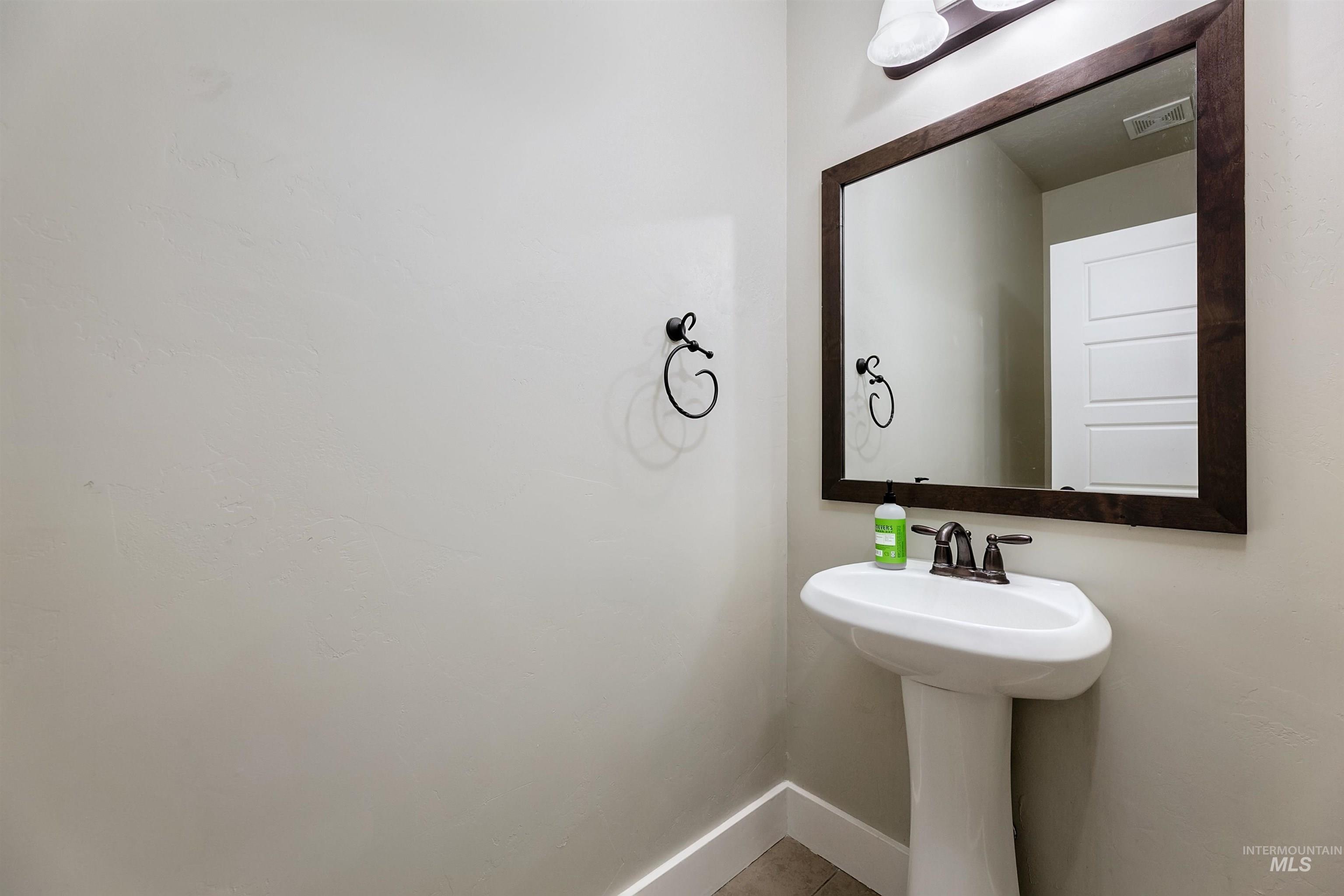 5402 N Sun Shimmer Ave., Meridian, Idaho 83646, 4 Bedrooms, 2.5 Bathrooms, Residential For Sale, Price $589,900,MLS 98971247