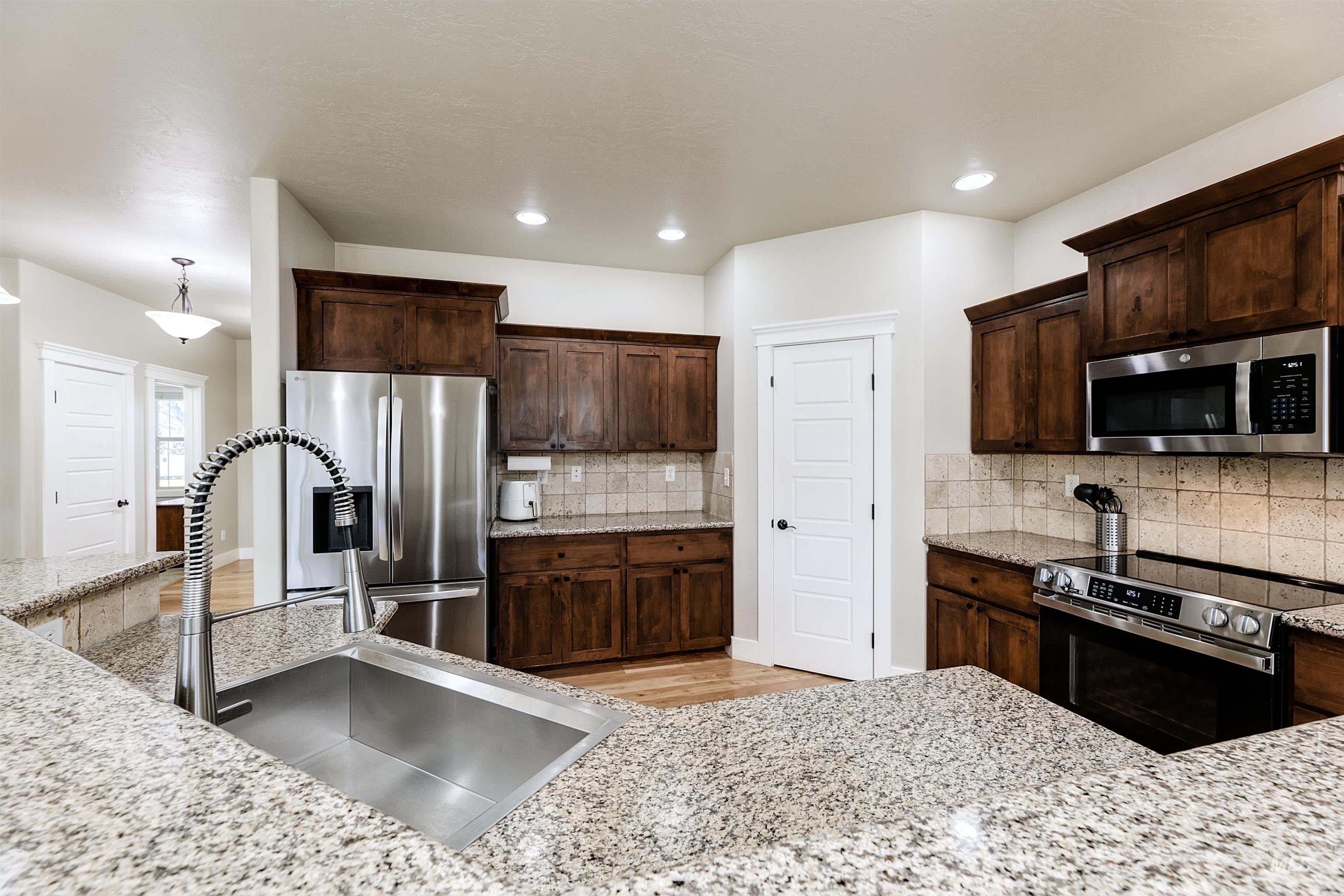 5402 N Sun Shimmer Ave., Meridian, Idaho 83646, 4 Bedrooms, 2.5 Bathrooms, Residential For Sale, Price $589,900,MLS 98971247