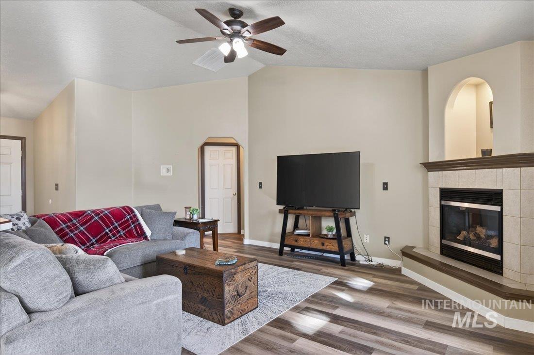 8237 W Falling Star St., Boise, Idaho 83709, 3 Bedrooms, 2 Bathrooms, Residential For Sale, Price $419,900, 98971249