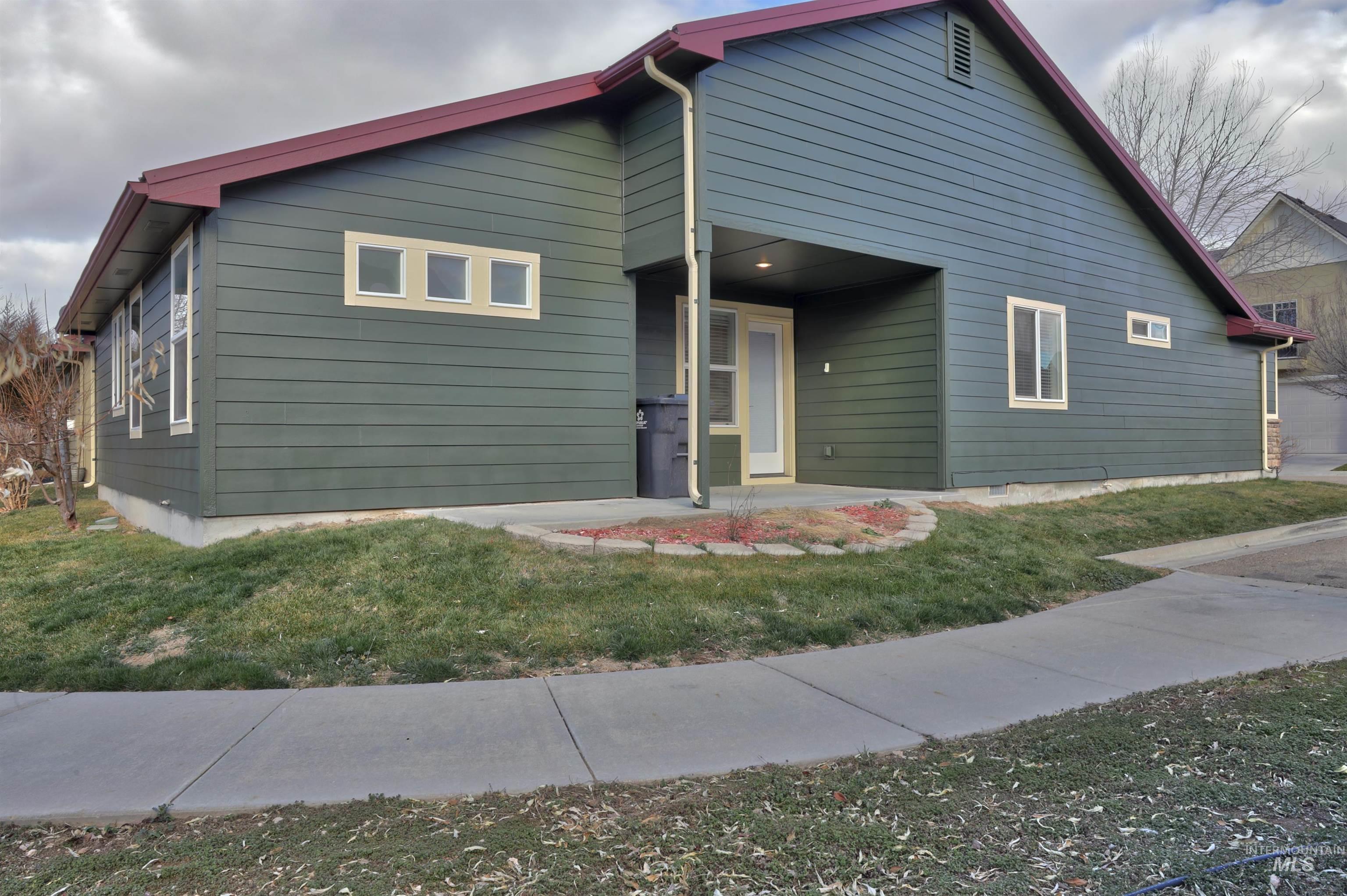 View of front facade with a front lawn