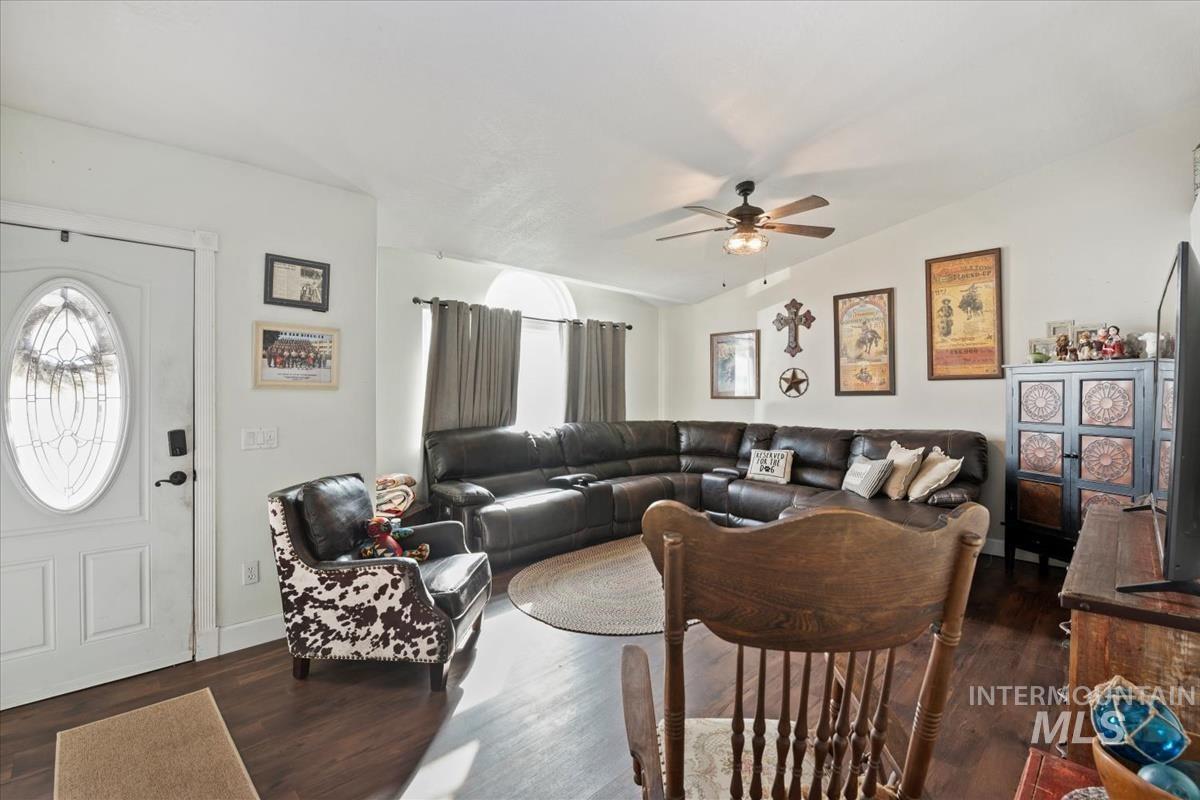 307 Quail Cove Cir, Fruitland, Idaho 83619, 3 Bedrooms, 2 Bathrooms, Residential For Sale, Price $333,000,MLS 98971264