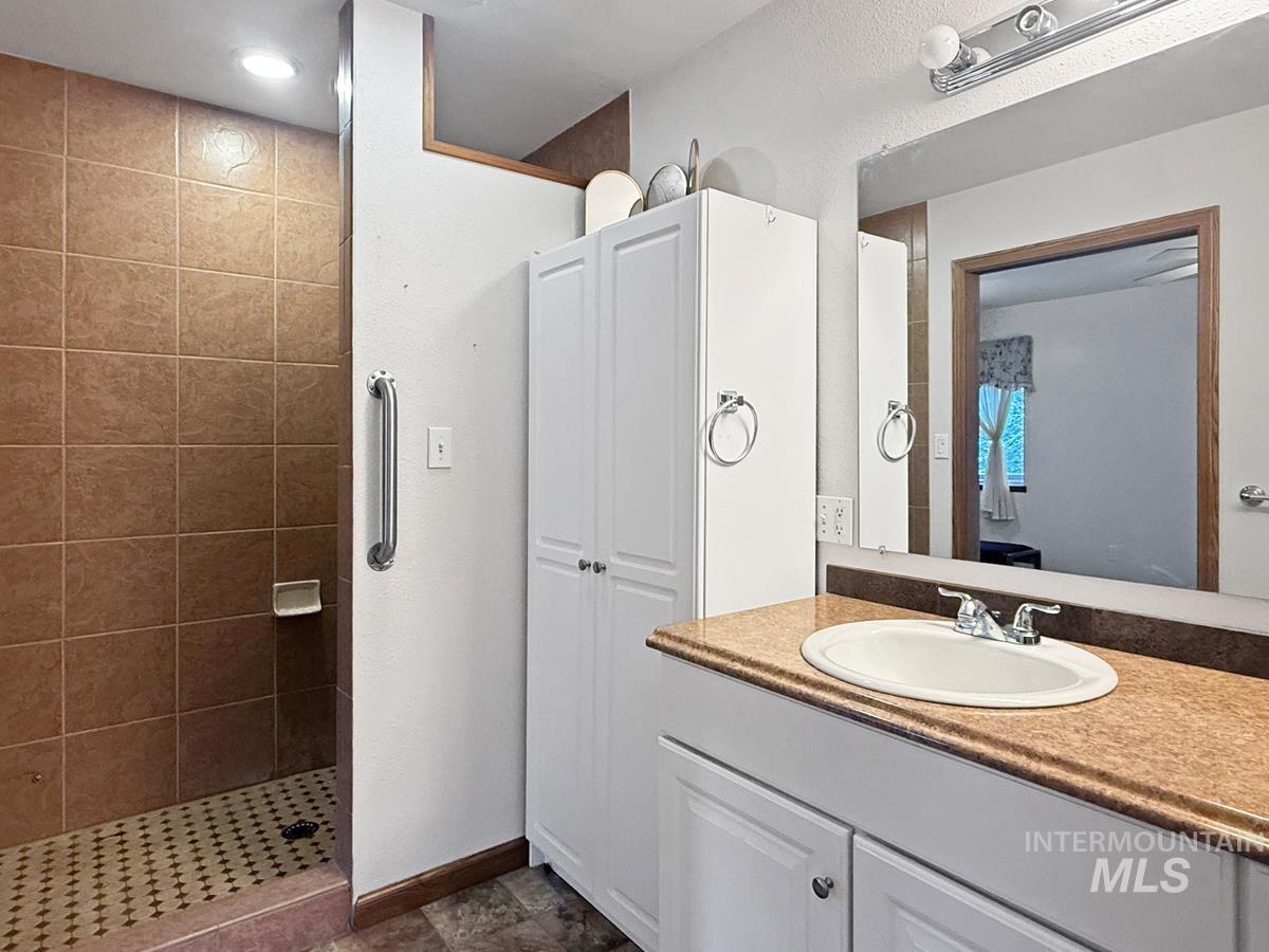 1222 Crown Point Parkway, Cascade, Idaho 83611-9999, 3 Bedrooms, 3 Bathrooms, Residential For Sale, Price $771,000,MLS 98971278