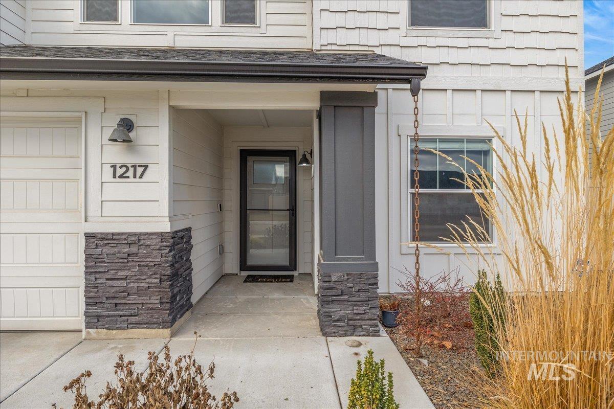 1217 N Bowknot Lake Ave, Star, Idaho 83669, 4 Bedrooms, 2.5 Bathrooms, Residential For Sale, Price $570,000, 98971294