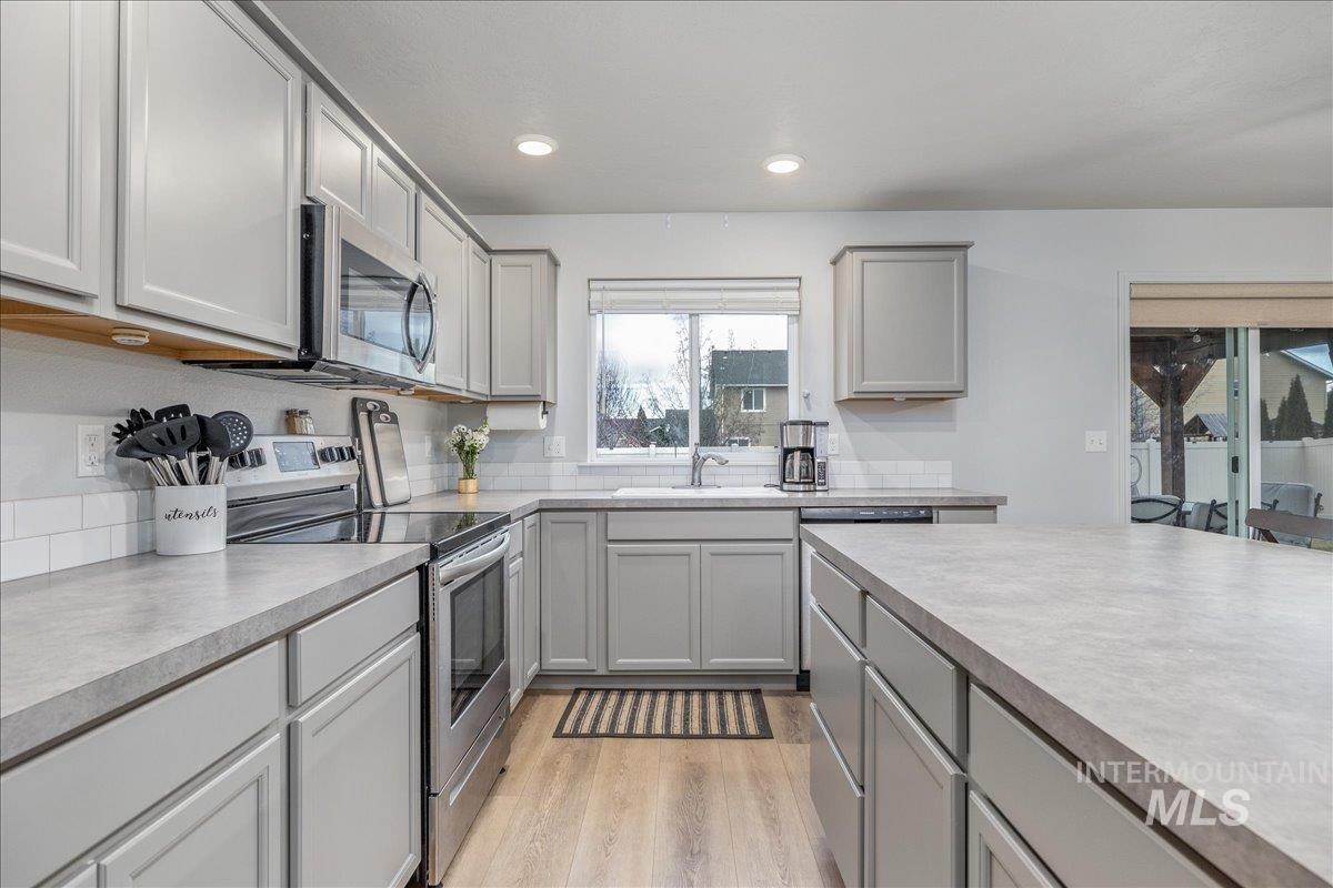 1217 N Bowknot Lake Ave, Star, Idaho 83669, 4 Bedrooms, 2.5 Bathrooms, Residential For Sale, Price $529,900, 98971294