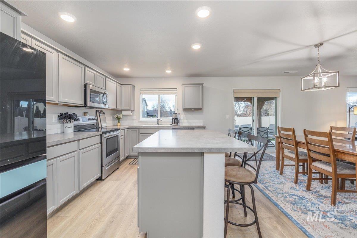 1217 N Bowknot Lake Ave, Star, Idaho 83669, 4 Bedrooms, 2.5 Bathrooms, Residential For Sale, Price $529,900, 98971294