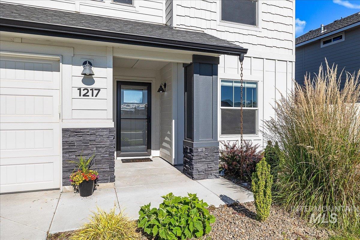 1217 N Bowknot Lake Ave, Star, Idaho 83669, 4 Bedrooms, 2.5 Bathrooms, Residential For Sale, Price $529,900, 98971294