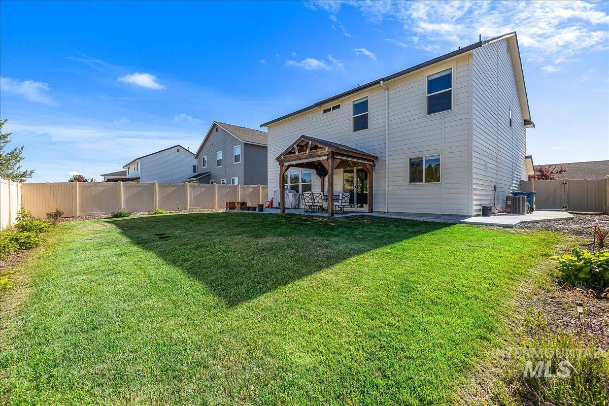 1217 N Bowknot Lake Ave, Star, Idaho 83669, 4 Bedrooms, 2.5 Bathrooms, Residential For Sale, Price $529,900, 98971294