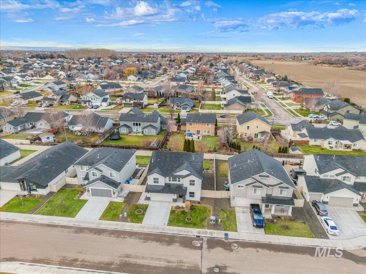 1217 N Bowknot Lake Ave, Star, Idaho 83669, 4 Bedrooms, 2.5 Bathrooms, Residential For Sale, Price $575,000,MLS 98971294